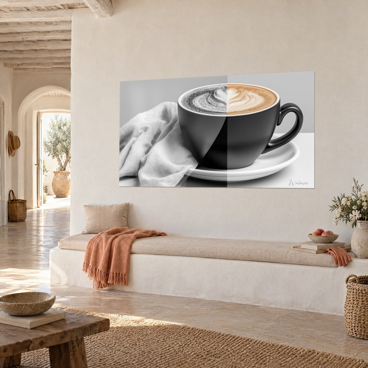 Schilderij matzwarte koffiekop, schuim half grijs en half karamel, witte schotel, op een beige muur van een mediterraan huis