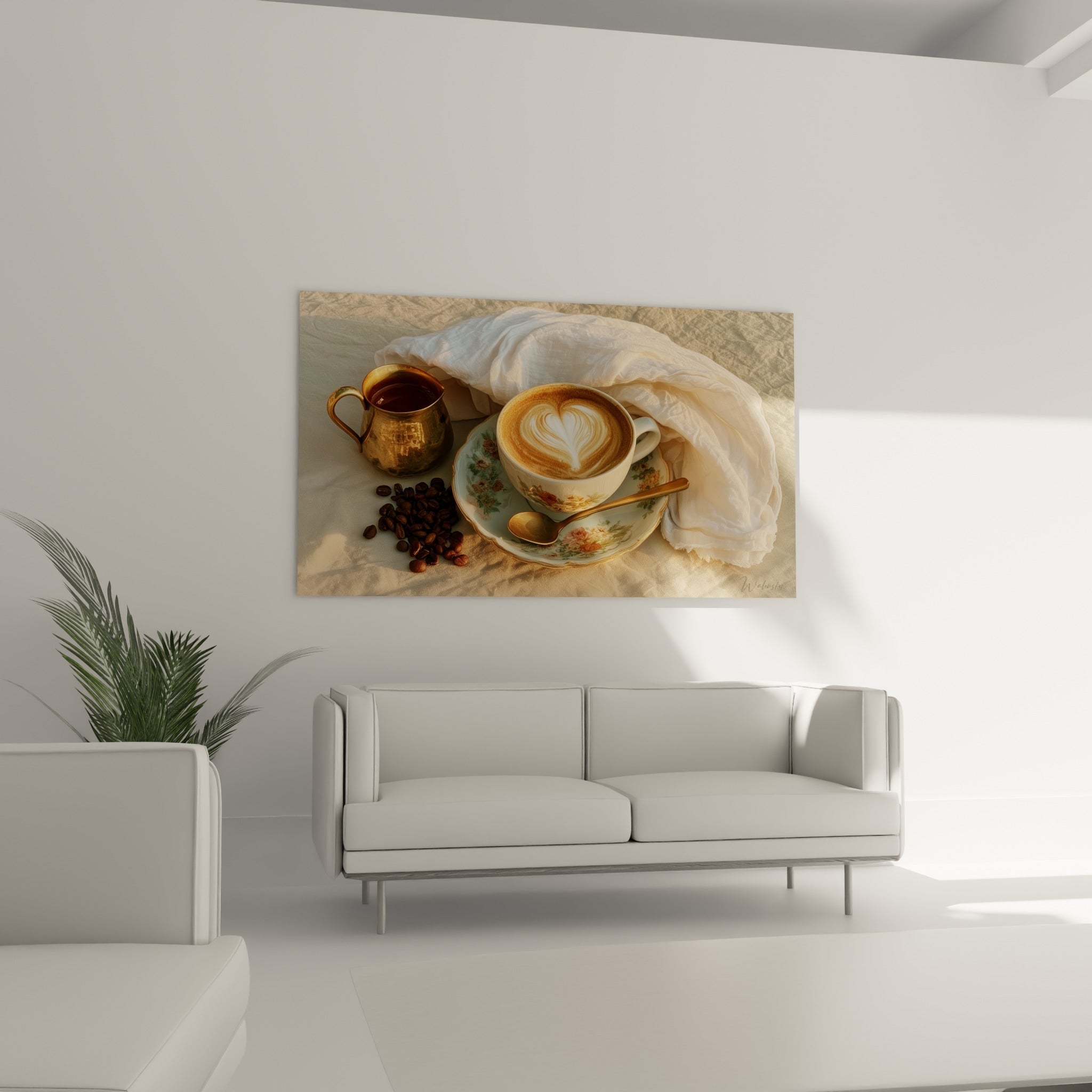 Cappuccino crème et cœur dessiné dans la mousse au-dessus d'un canapé dans un salon lumineux