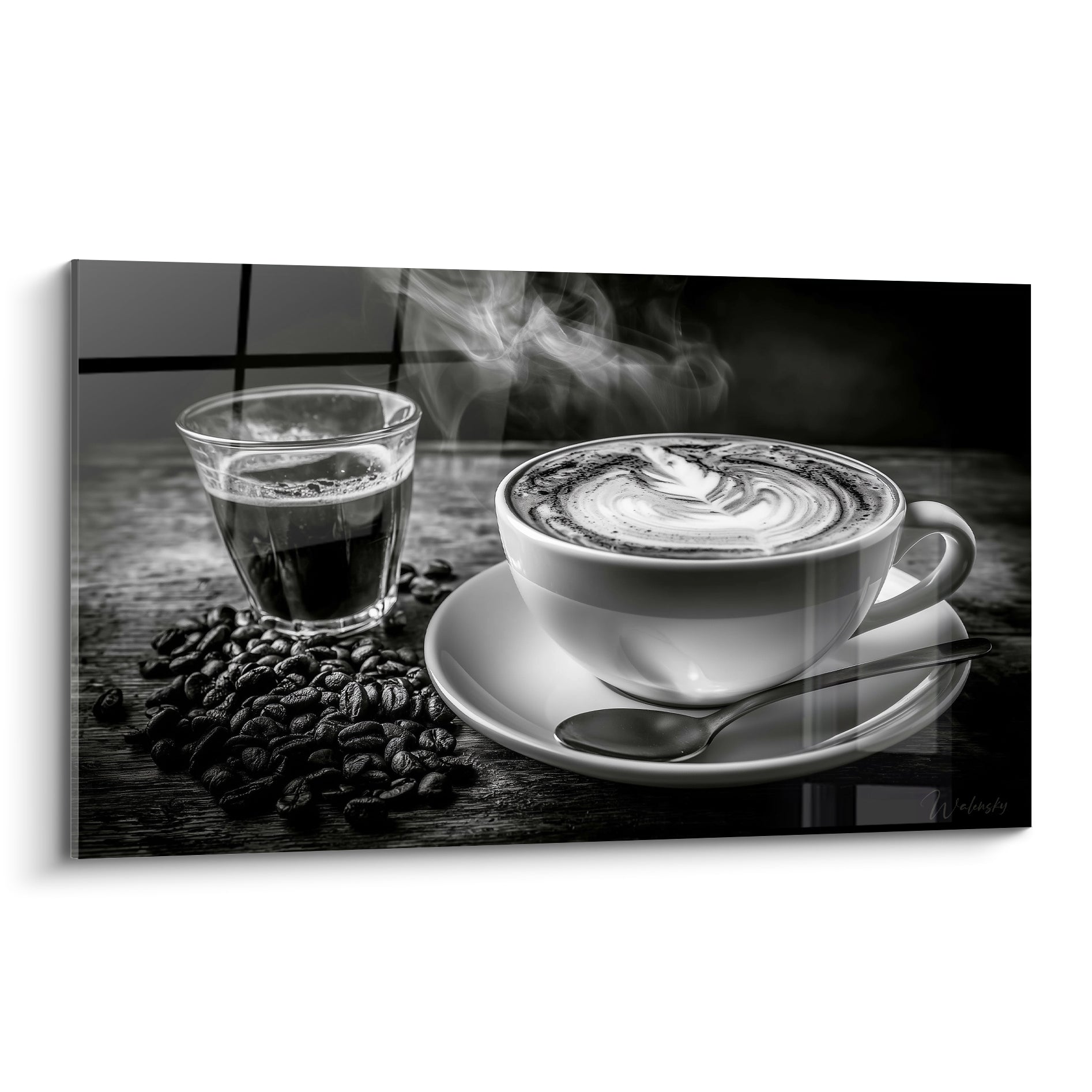 Cappuccino blanc et mousse anthracite fumant, tasse en porcelaine sur soucoupe noire