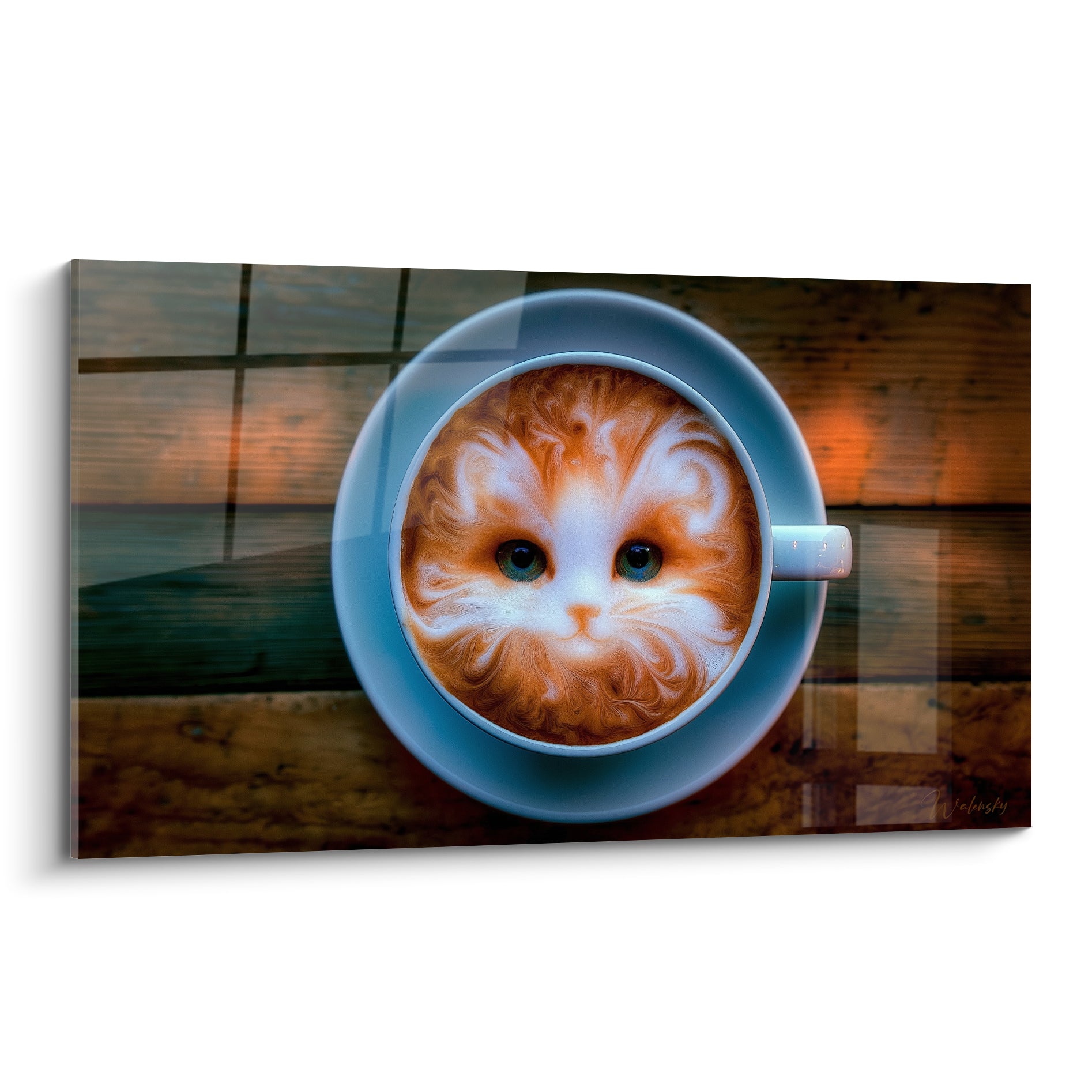 Visage de chat roux et blanc dessiné en mousse dans une tasse bleu pastel sur bois brun