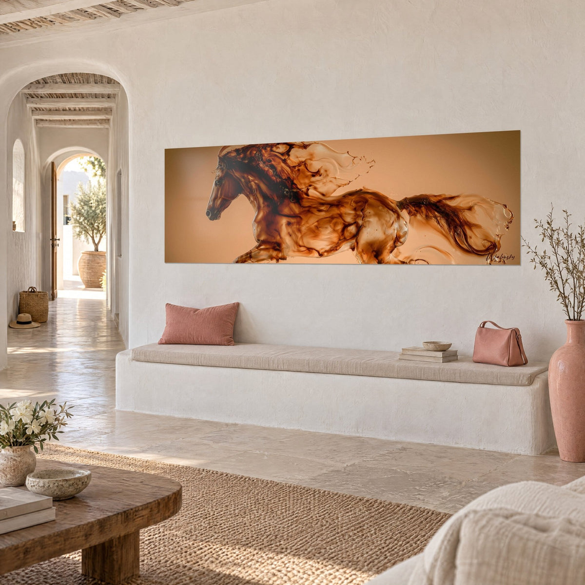 Quadro Stallone liquido con volute di caramello e cioccolato su sfondo albicocca, panoramico, parete bianca di una casa mediterranea