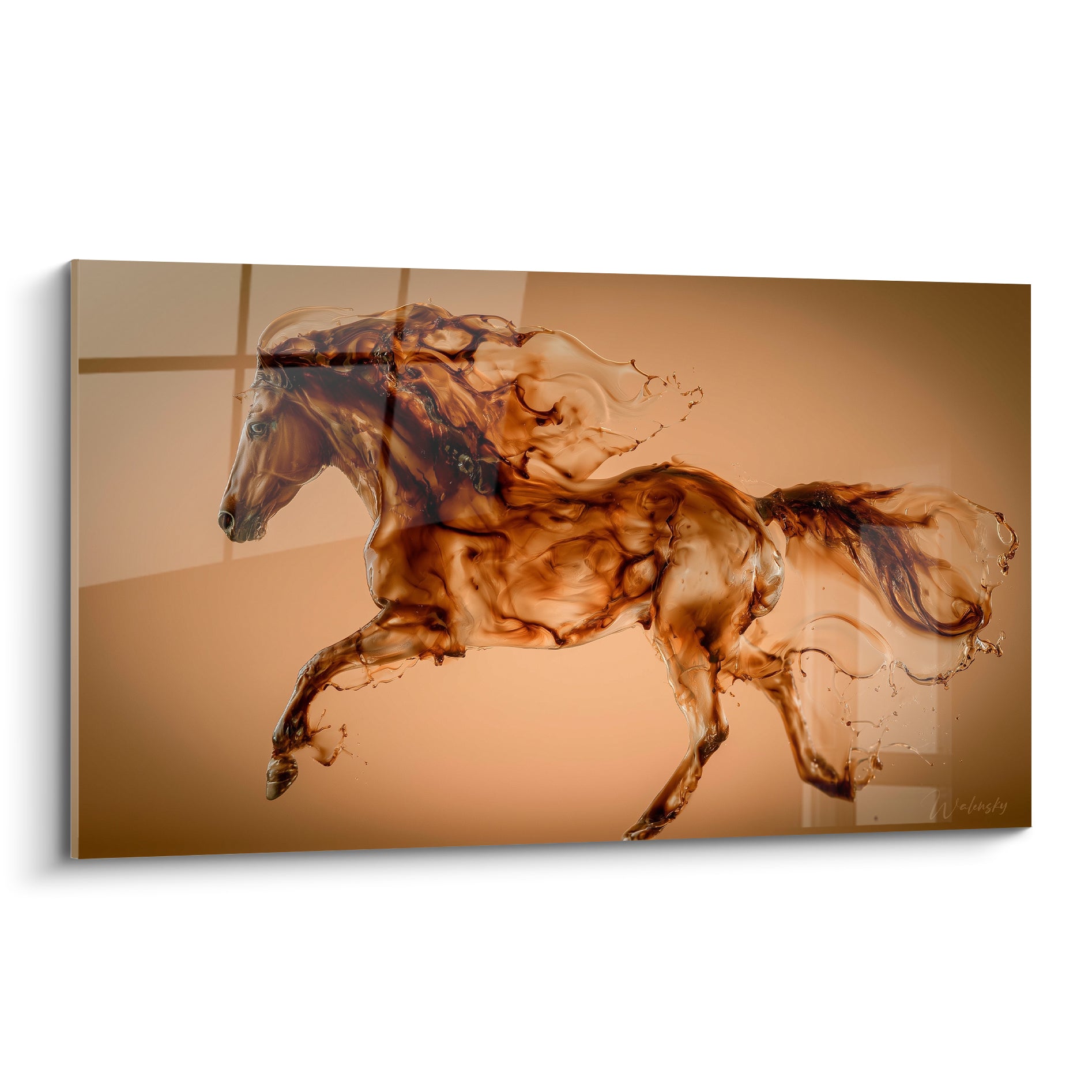 Cheval galopant en volutes brunes et ambrées, silhouette liquide sur fond beige translucide