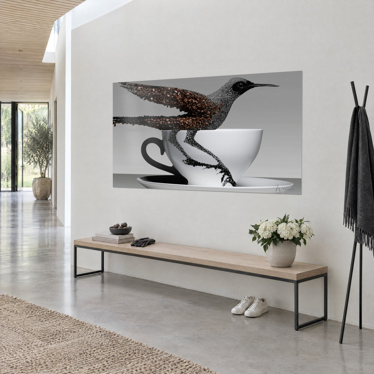Tableau oiseau au long bec noir et plumage de café torréfié, tasse ivoire et anse noire, vue de trois-quarts sur mur blanc