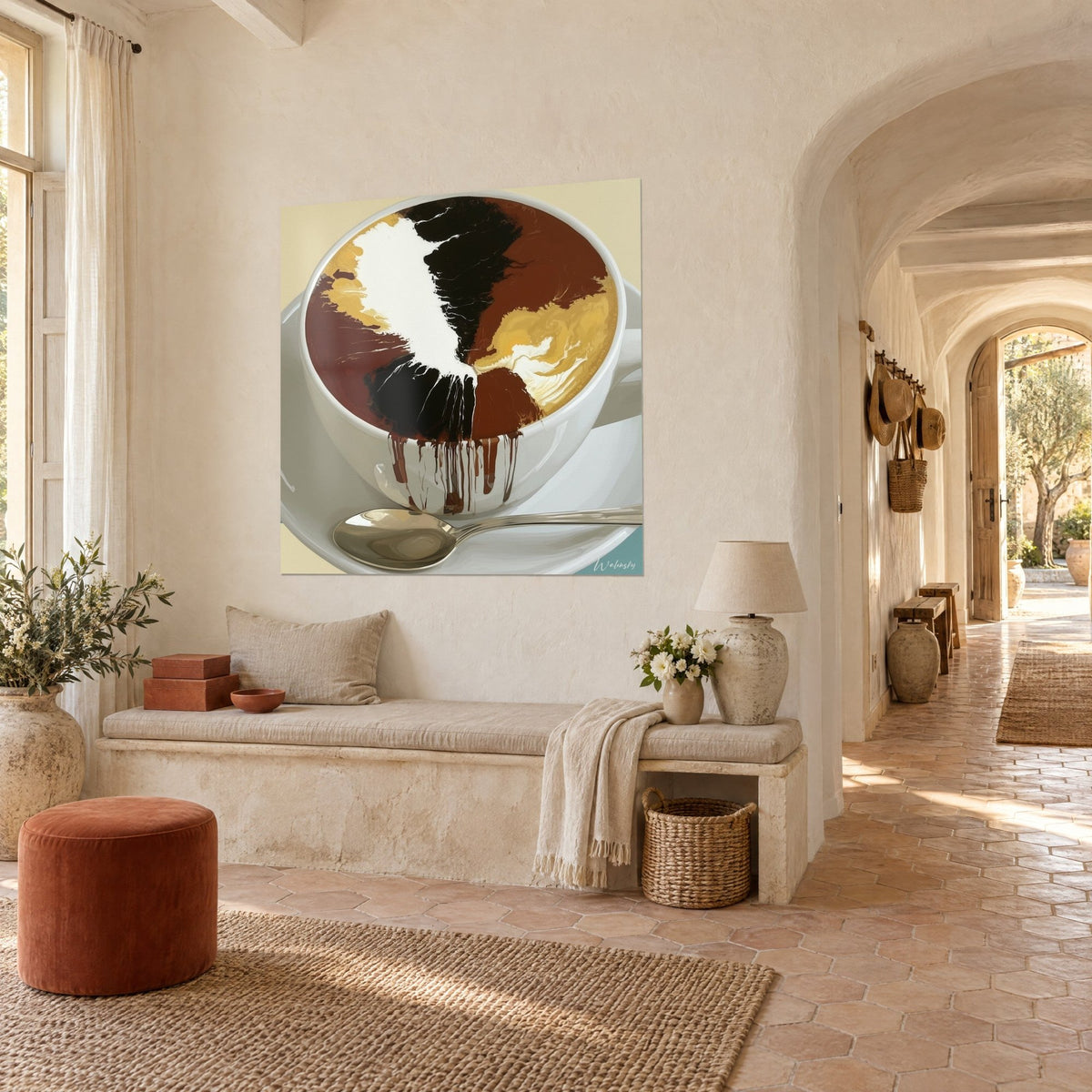 Quadro tazzina bianca e cucchiaino argentato, schiuma nera, caramello e avorio, muro imbiancato e arco di un mas provenzale