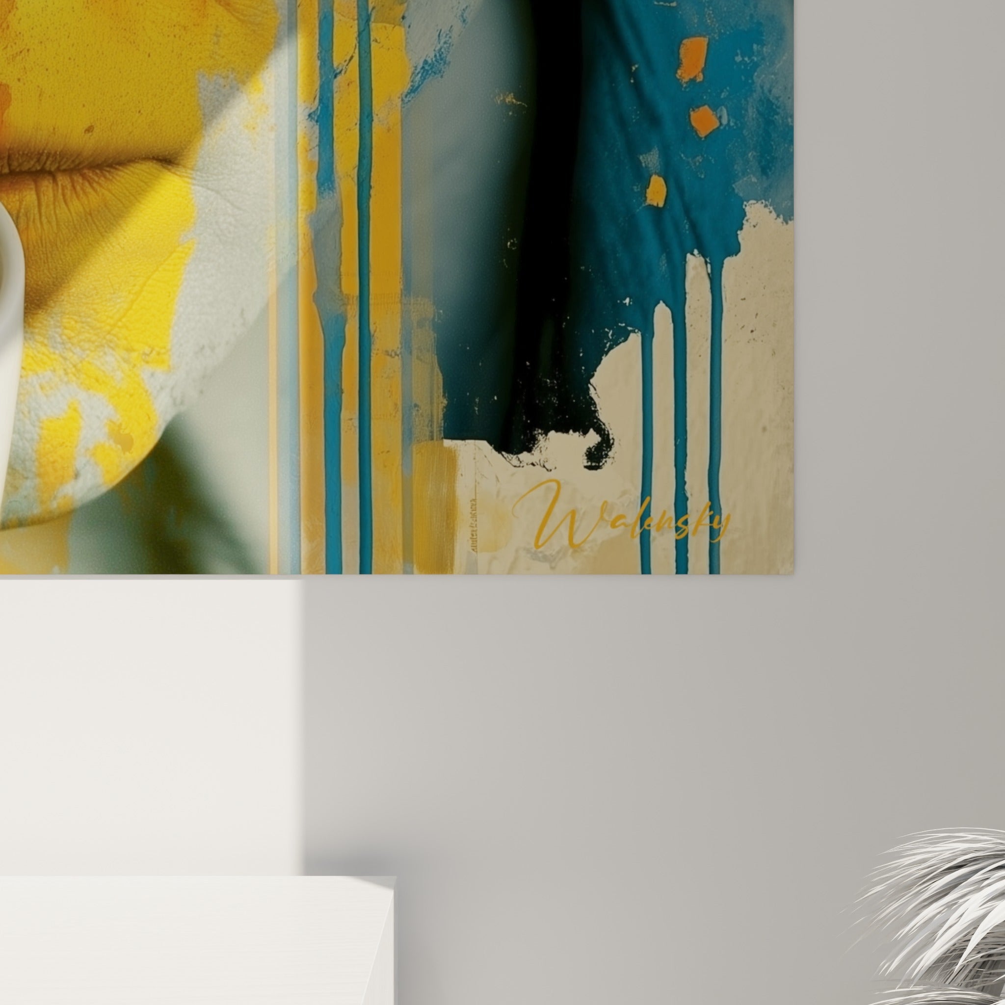 Coulures de peinture bleue et orange se mêlant sur la toile, grain visible et empâtements colorés à la surface