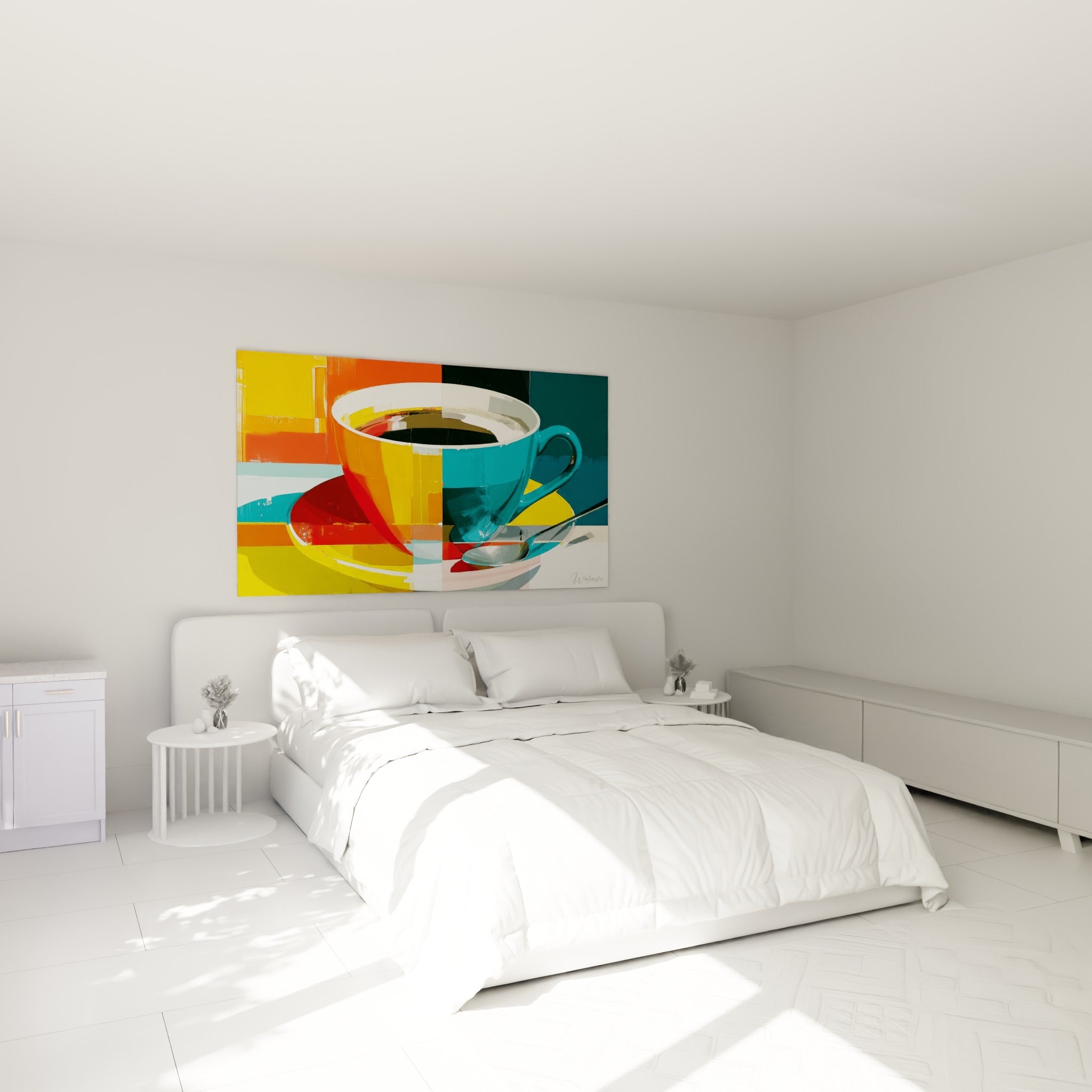 Cuillère argentée traversant une tasse jaune et bleu canard, au-dessus d'un lit dans une chambre claire