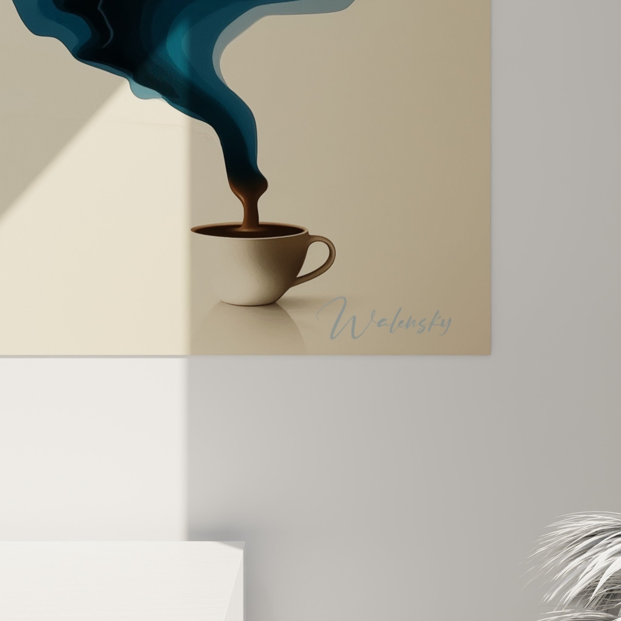 Détail des dégradés bleu nuit et anthracite de la vapeur, textures fluides entourant la tasse ivoire
