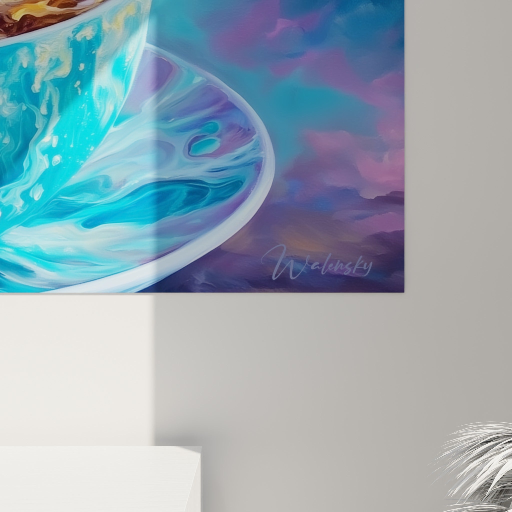 Détail des empâtements dorés et violets de la vapeur peinte sur la tasse bleu marine marbrée