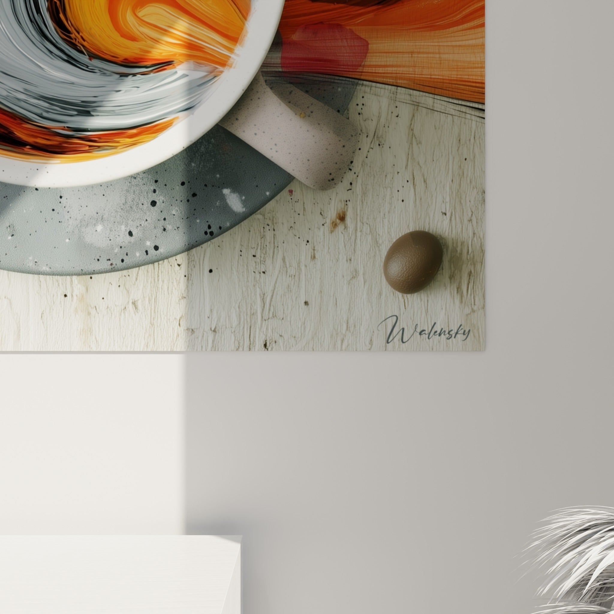 Détail du tourbillon peint orange, gris et brun avec grain visible et éclaboussures colorées autour de la tasse