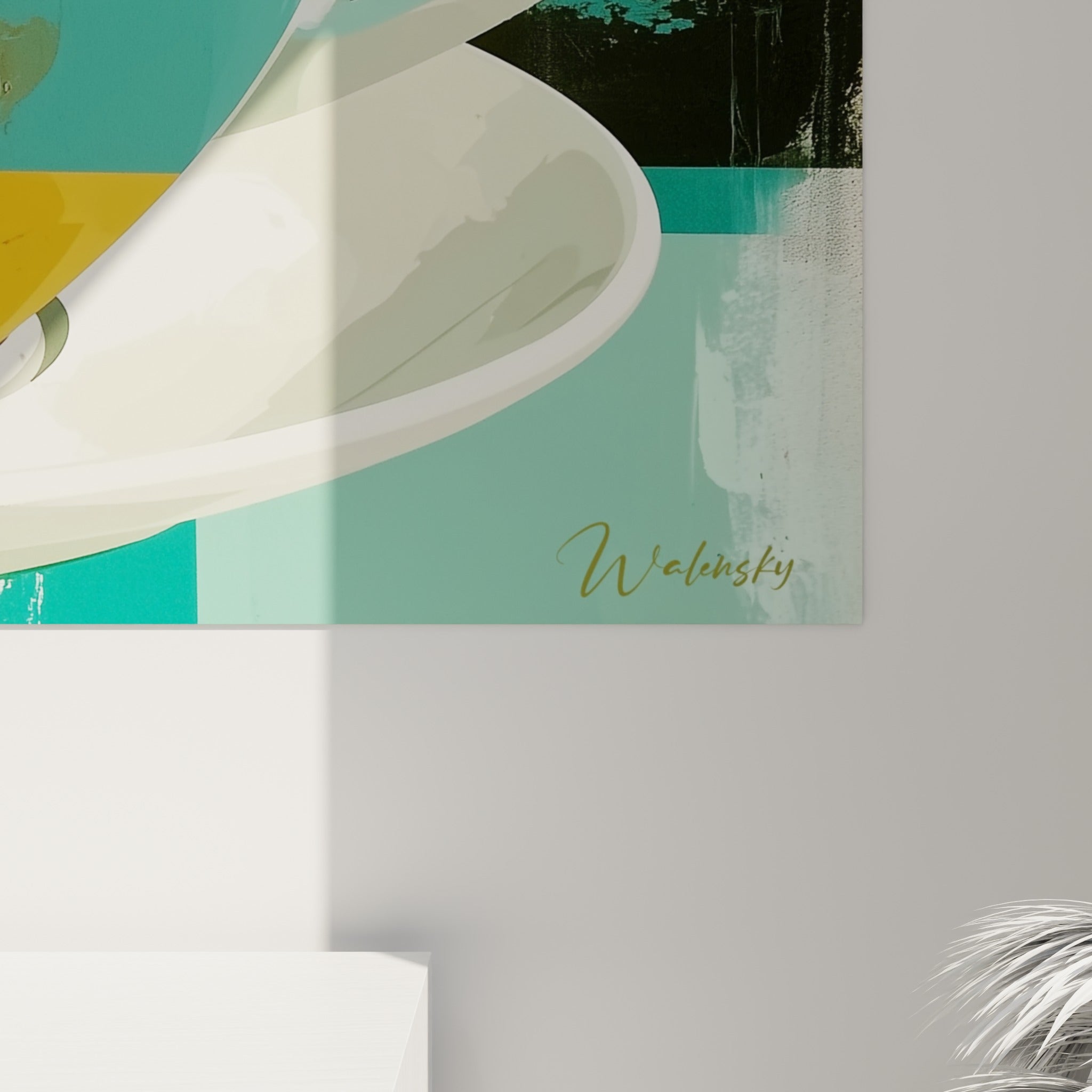 Détail du motif en cœur crémeux sur fond turquoise, touches de peinture rouge et dorée visibles