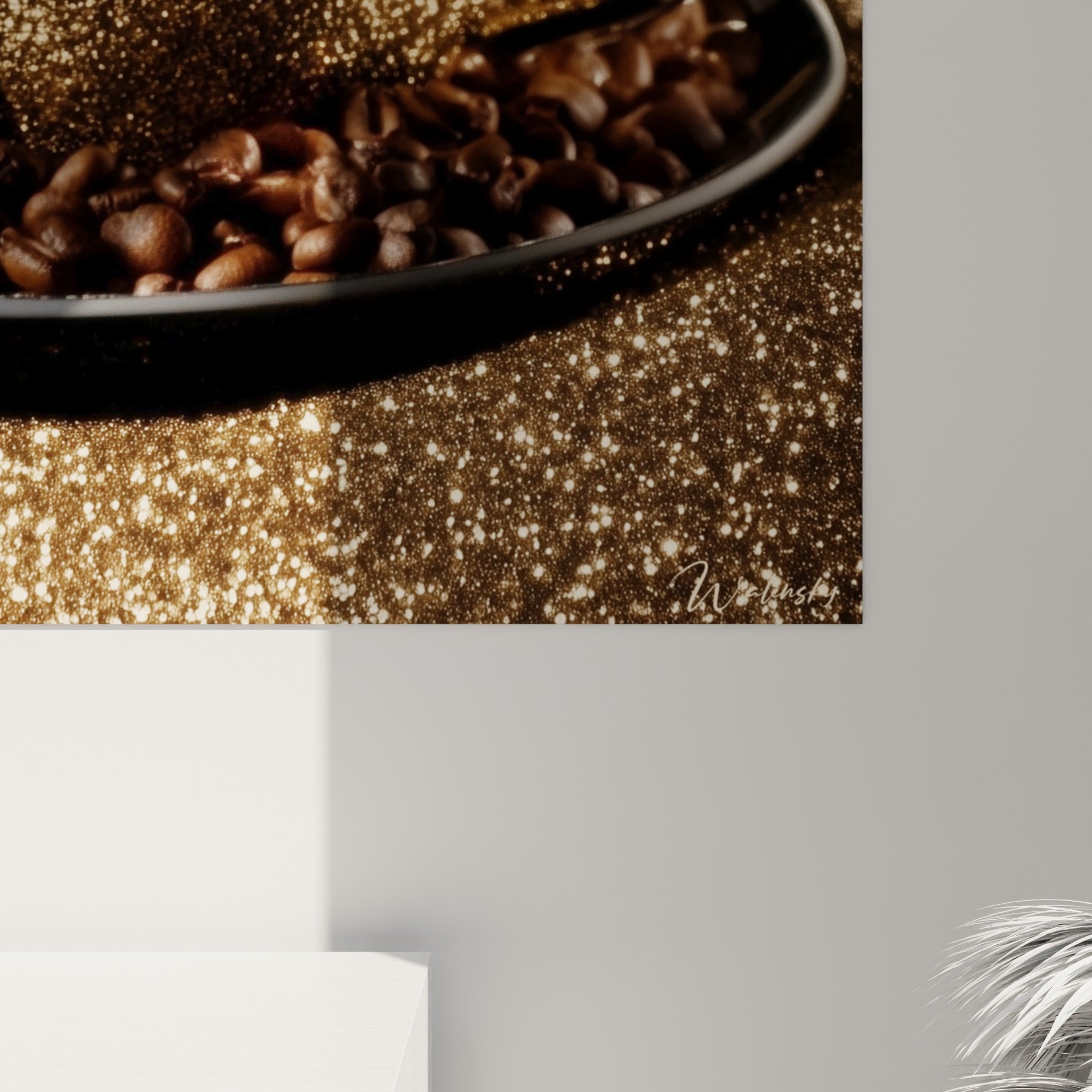 Détail rapproché des paillettes dorées et du grain texturé sur la tasse anthracite et brune