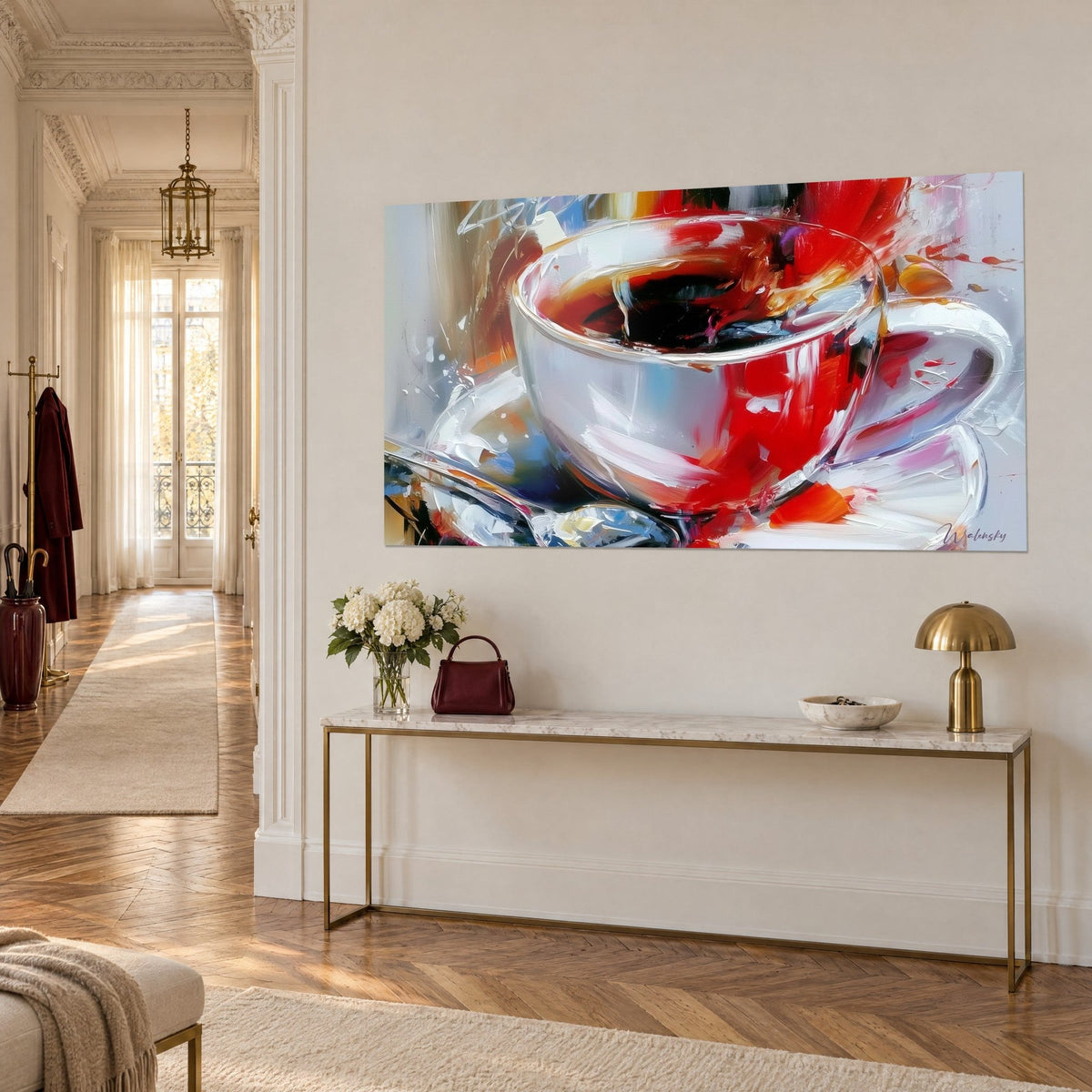 Obraz czarna kawa w porcelanowej filiżance ochlapanej szkarłatem i bielą, widziana z ukosa nad złoconą konsolą w stylu Haussmanna