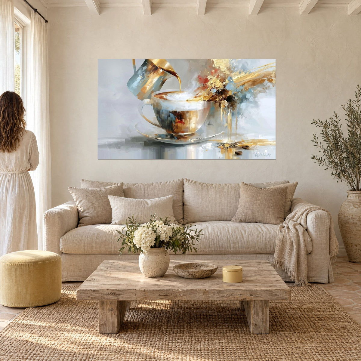Quadro caffettiera dorata che versa un filo di caffè in una tazza bianca e ambrata, riflessi azzurro cielo, salotto luminoso sopra un divano in un soggiorno illuminato dal sole