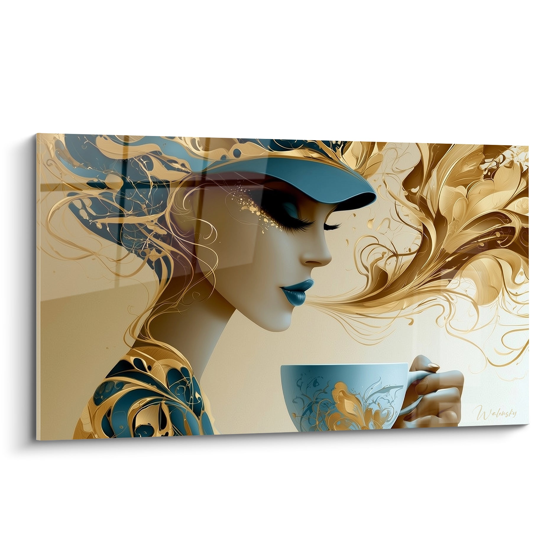 Femme au profil doré savourant un café, lèvres et visière bleu pétrole, volutes ornementales dorées