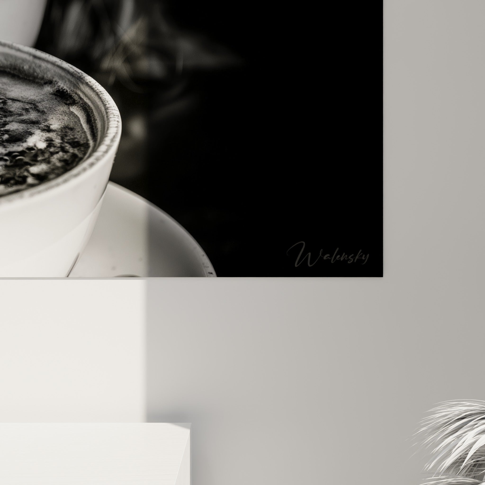 Grain photographique du café sombre et reflets sur la tasse blanche, détail rapproché de l'impression noir et blanc
