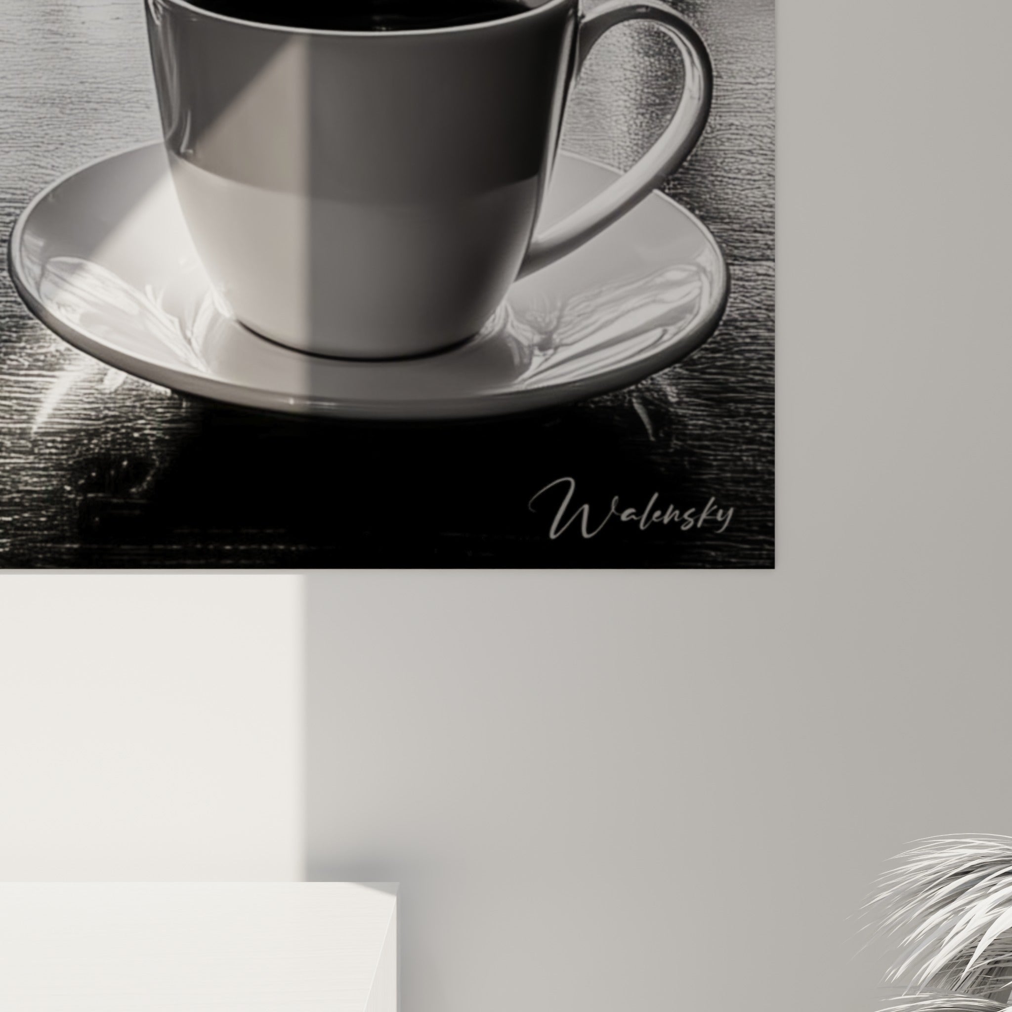 Grain photographique argenté révélant les nuances de gris et de noir profond de cette scène de café parisien