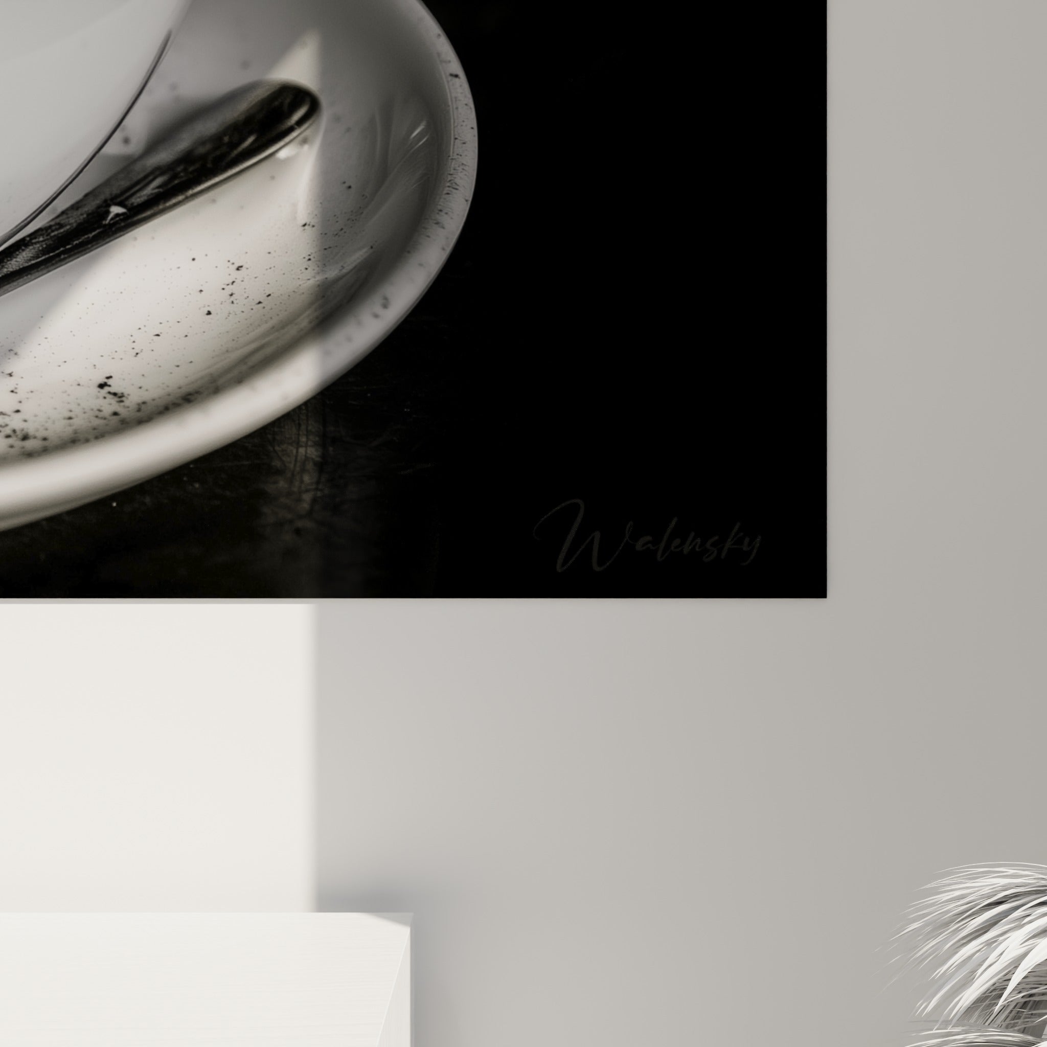Grain photographique visible sur la porcelaine blanche et les nuances grises du tableau café accroché