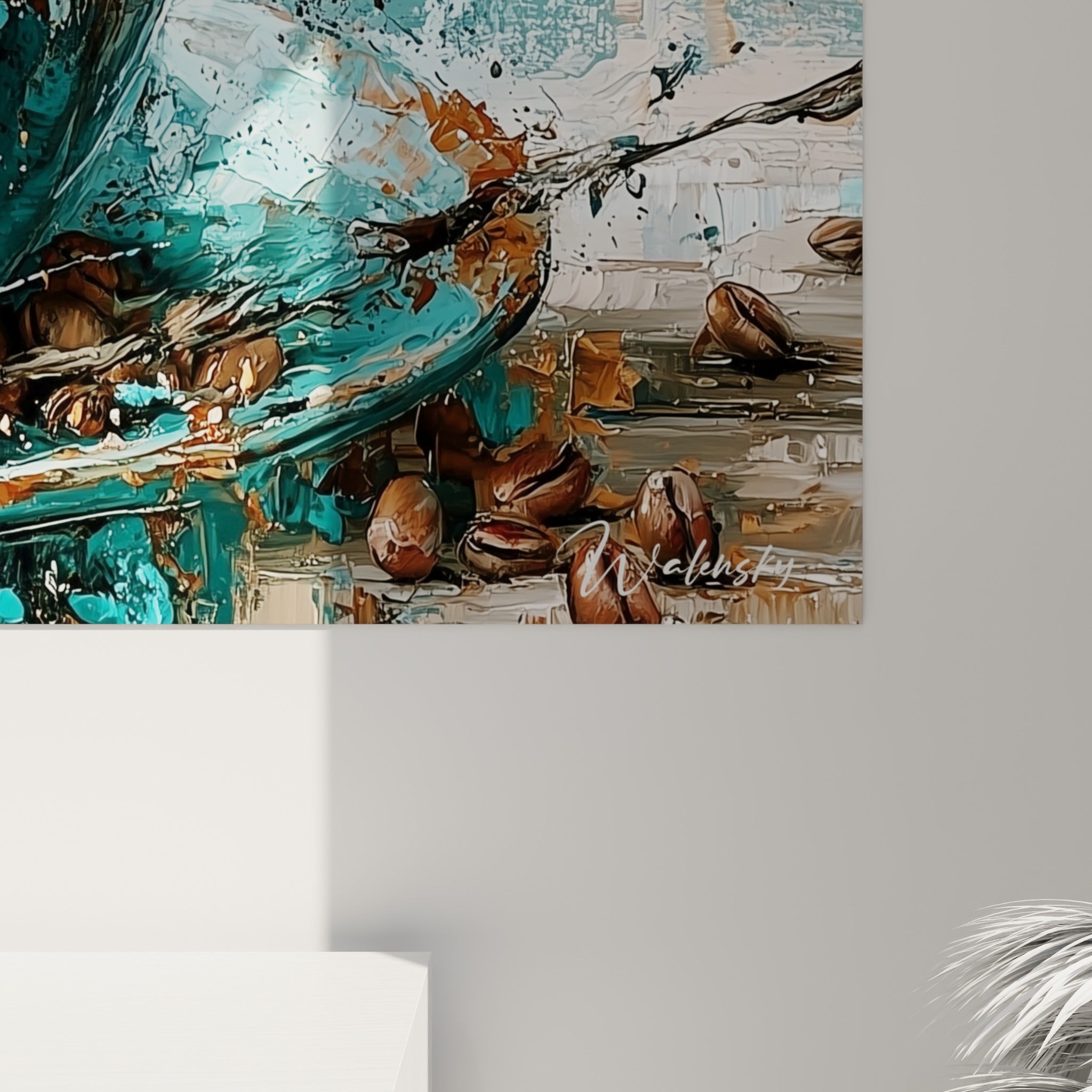 Empâtements bruns et dorés visibles de près sur la surface texturée de la tasse turquoise éclaboussée