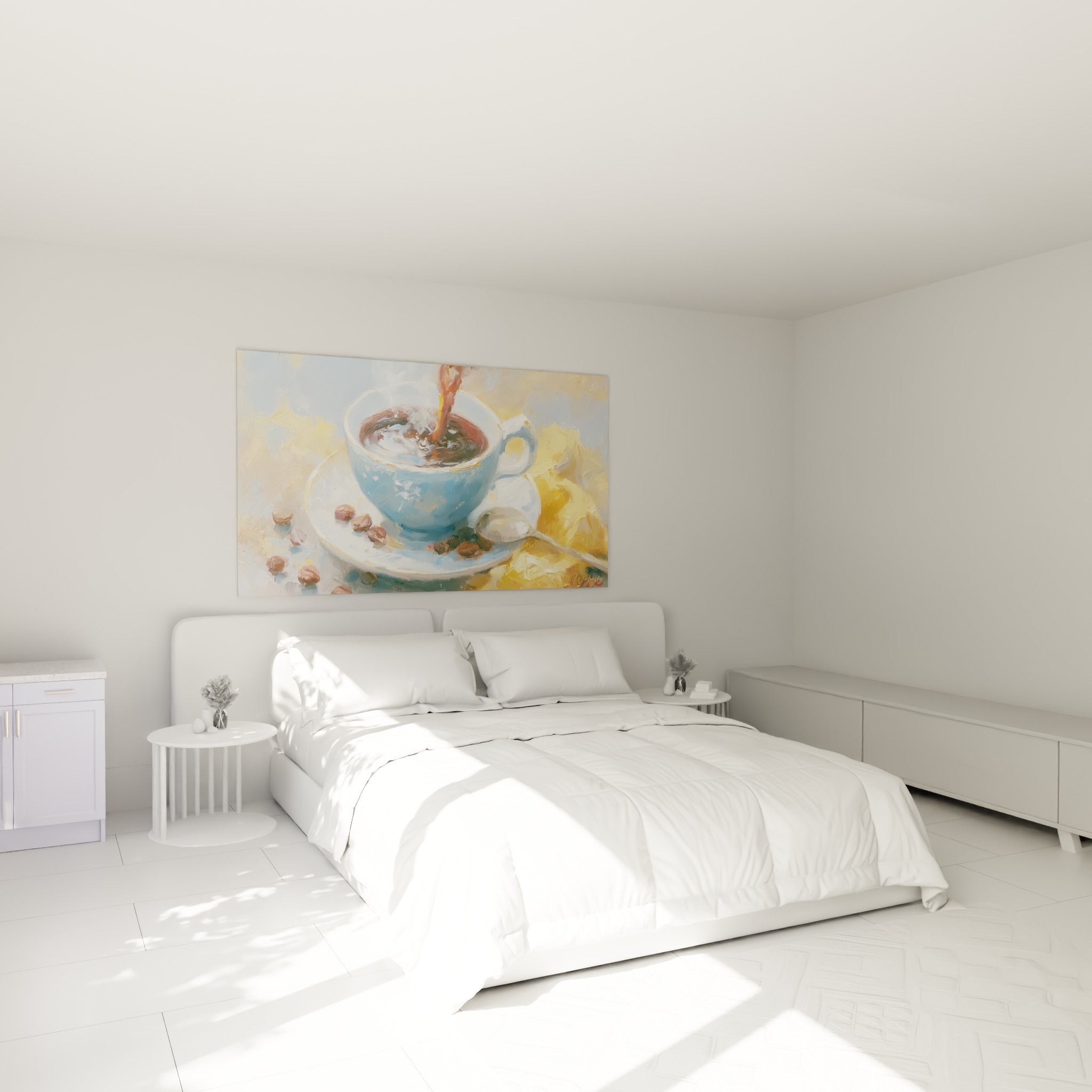 Café versé dans une tasse bleue et dorée, accroché au-dessus d'un lit dans une chambre claire