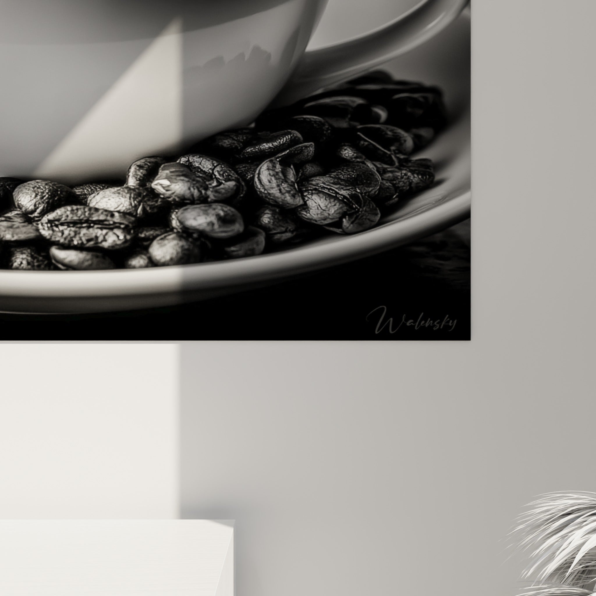 Empâtements gris et blancs, coulures de mousse et grains luisants visibles de près sur ce tableau café