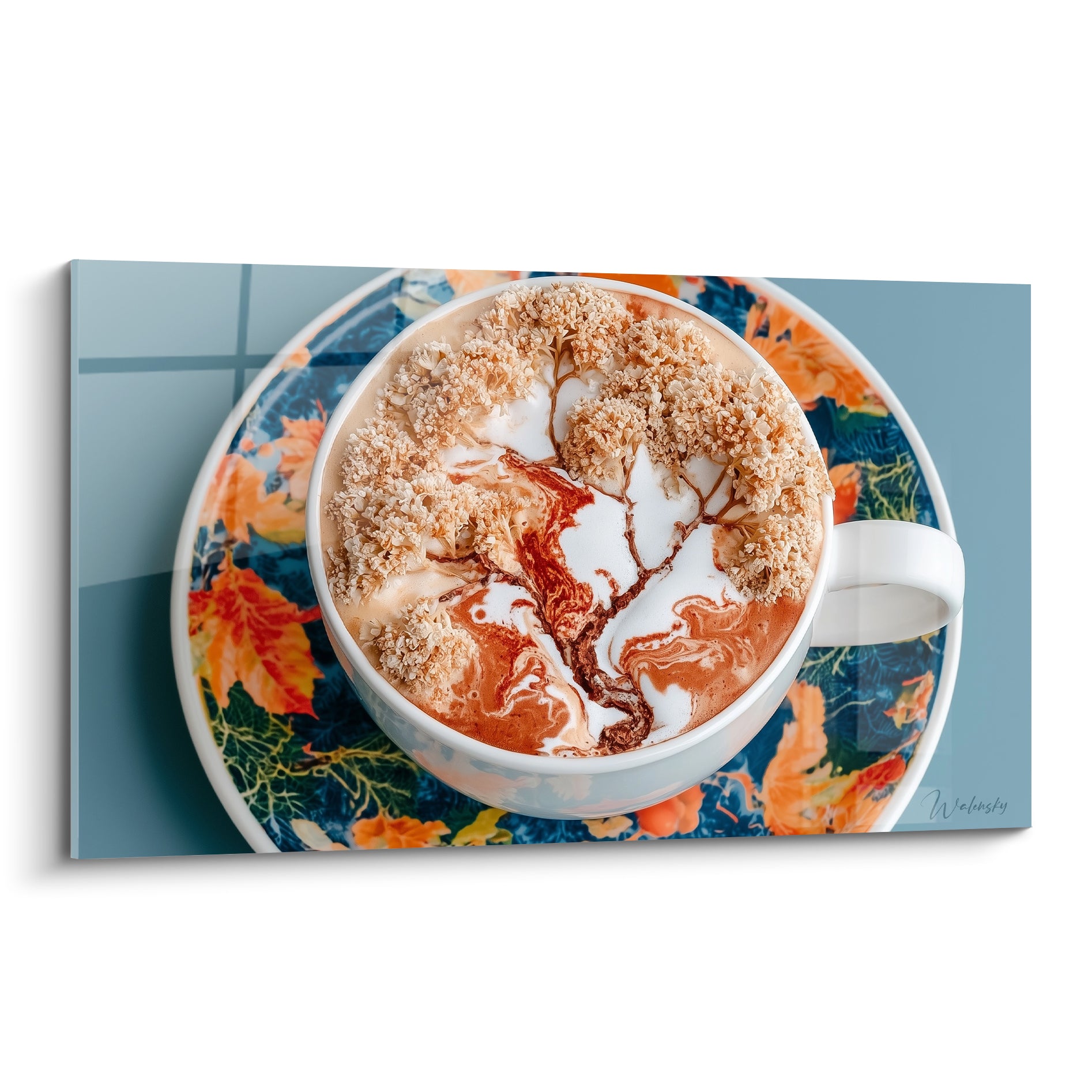 Tasse blanche à latte art doré sur soucoupe bleu marine et feuilles orange, tableau café