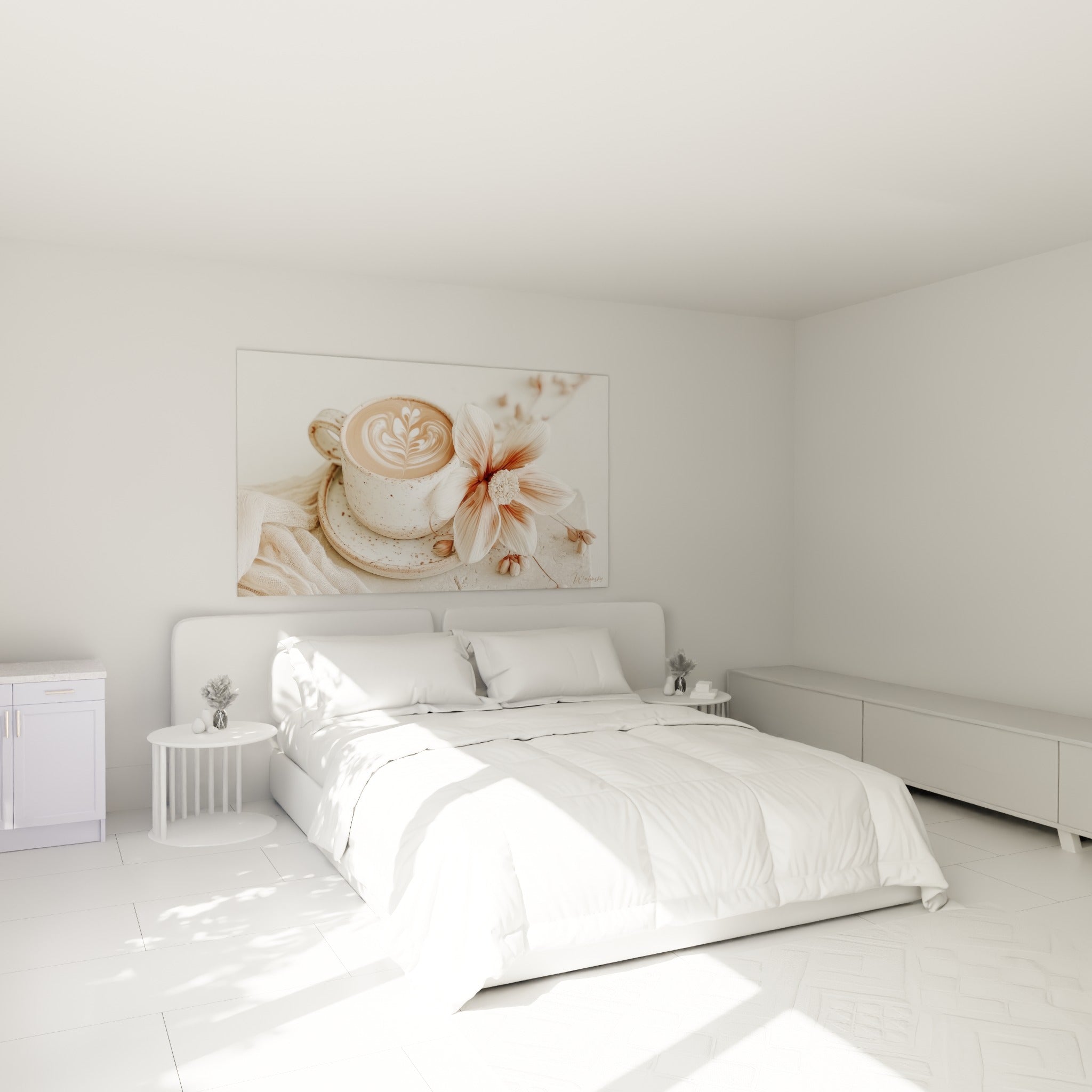 Cappuccino crémeux et fleur rose pâle accrochés au-dessus d'un lit dans une chambre claire