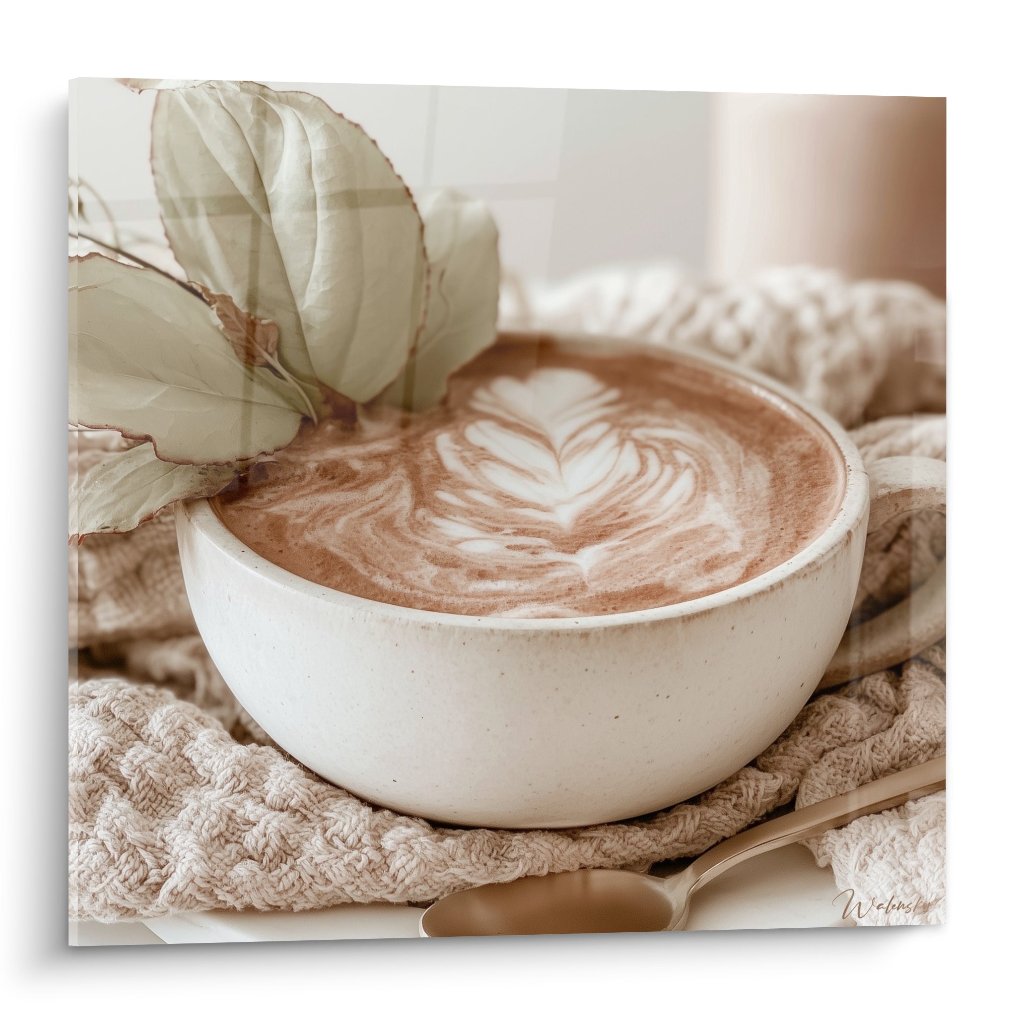 Latte art en cœur dans un bol beige, mousse blanche sur fond terracotta velouté