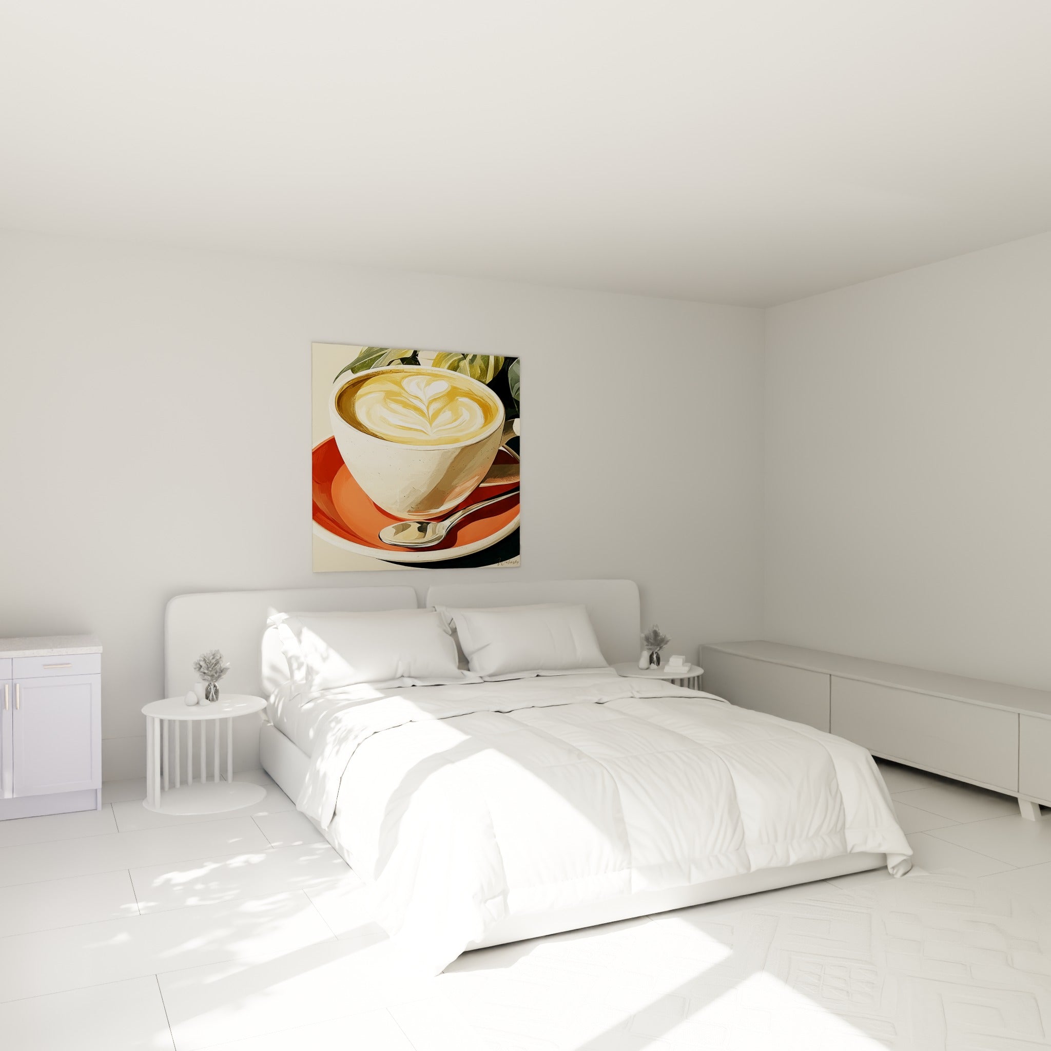 Tasse café blanche et dorée au latte art, au-dessus d'un lit dans une chambre claire
