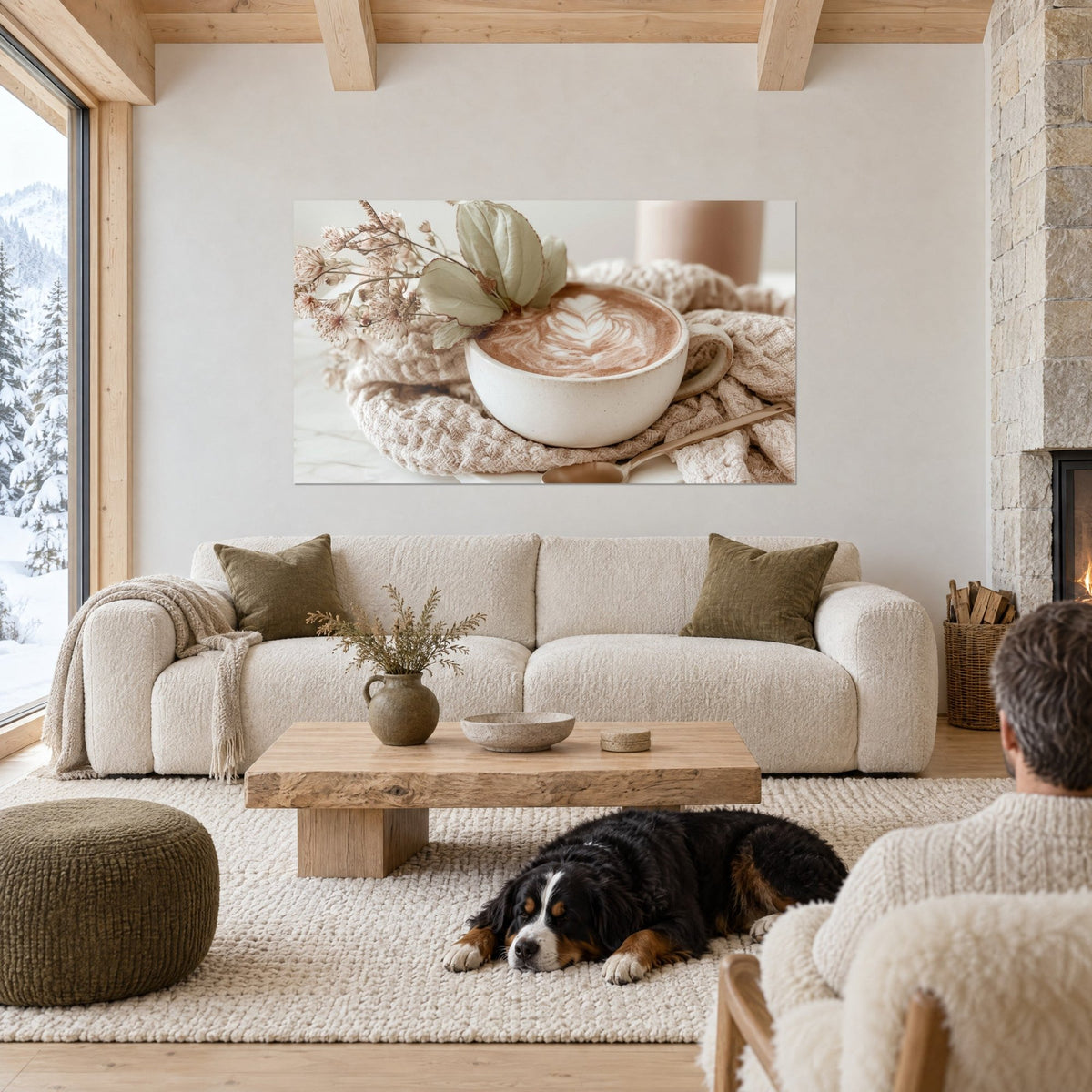 Quadro tazza di caffè con latte art a forma di foglia, fiori secchi rosa e beige, sopra un divano in un soggiorno luminoso