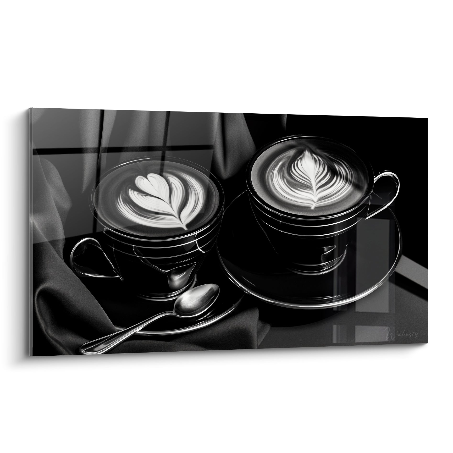Café latte art en cœur et feuille, tasses anthracite et blanc sur fond satiné noir