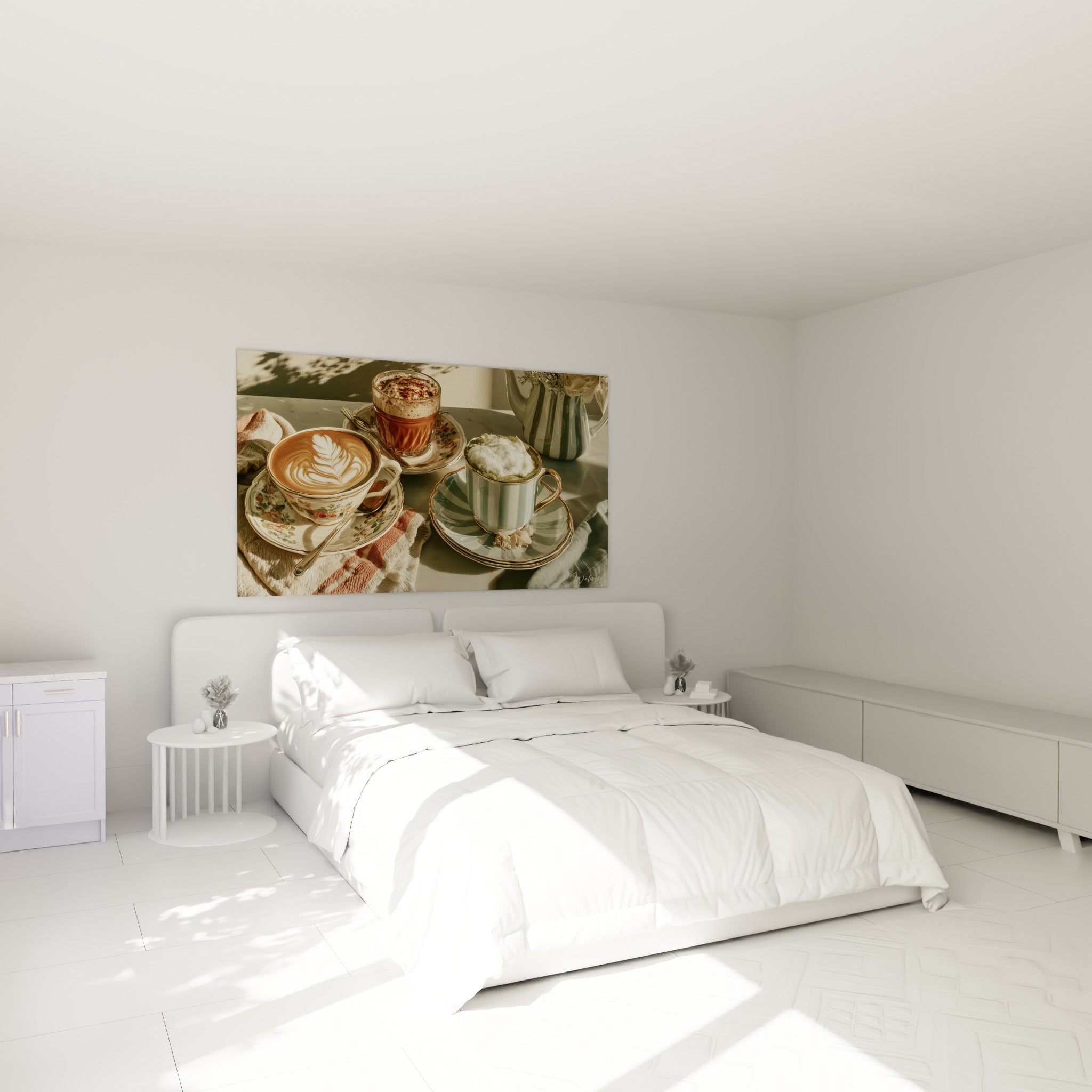 Trois tasses de café terracotta et vert sauge, latte art en feuille, au-dessus d'un lit dans une chambre claire