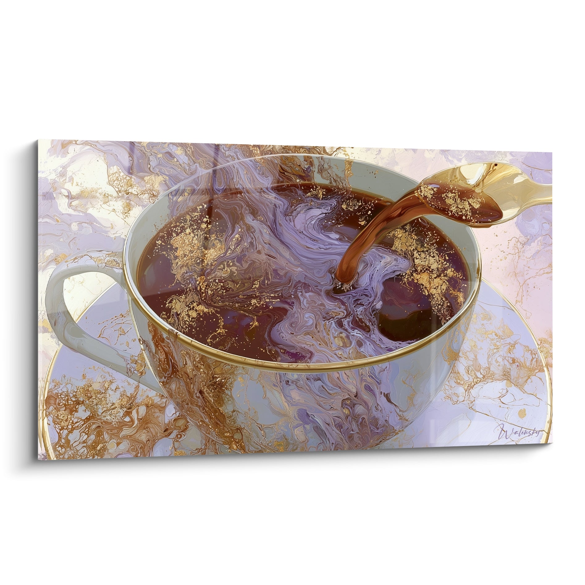 Café marbré violet et doré dans une tasse blanche, cuillère versant un filet brun brillant