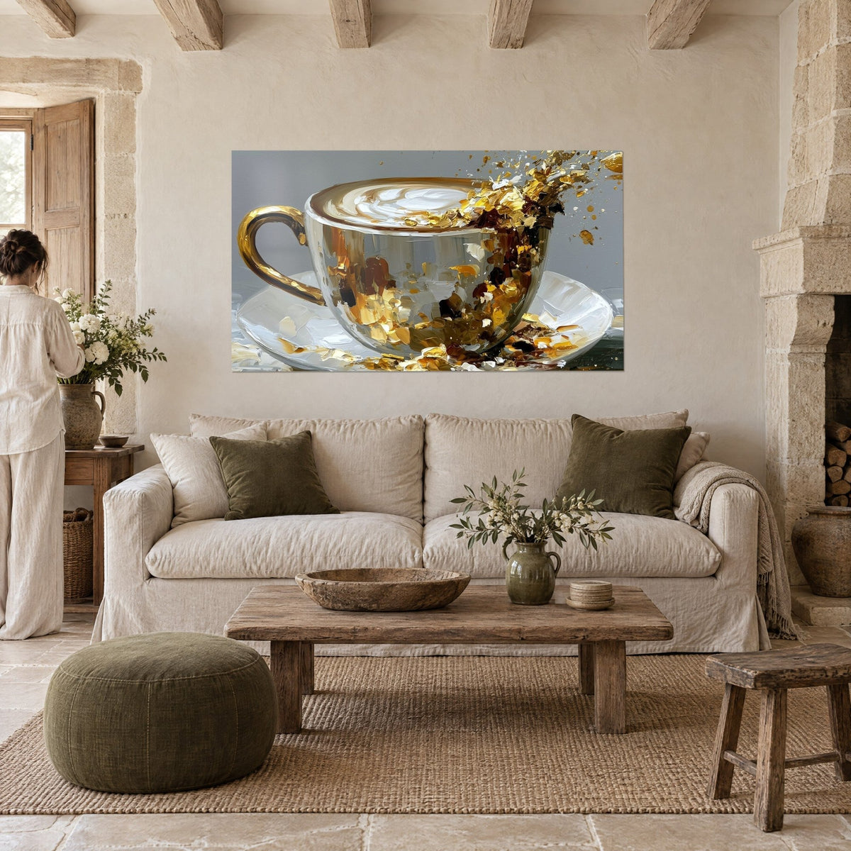 Tableau tasse de verre cerclée d'or, mousse de latte blanche et éclats ambrés, au-dessus d'un canapé dans un salon lumineux