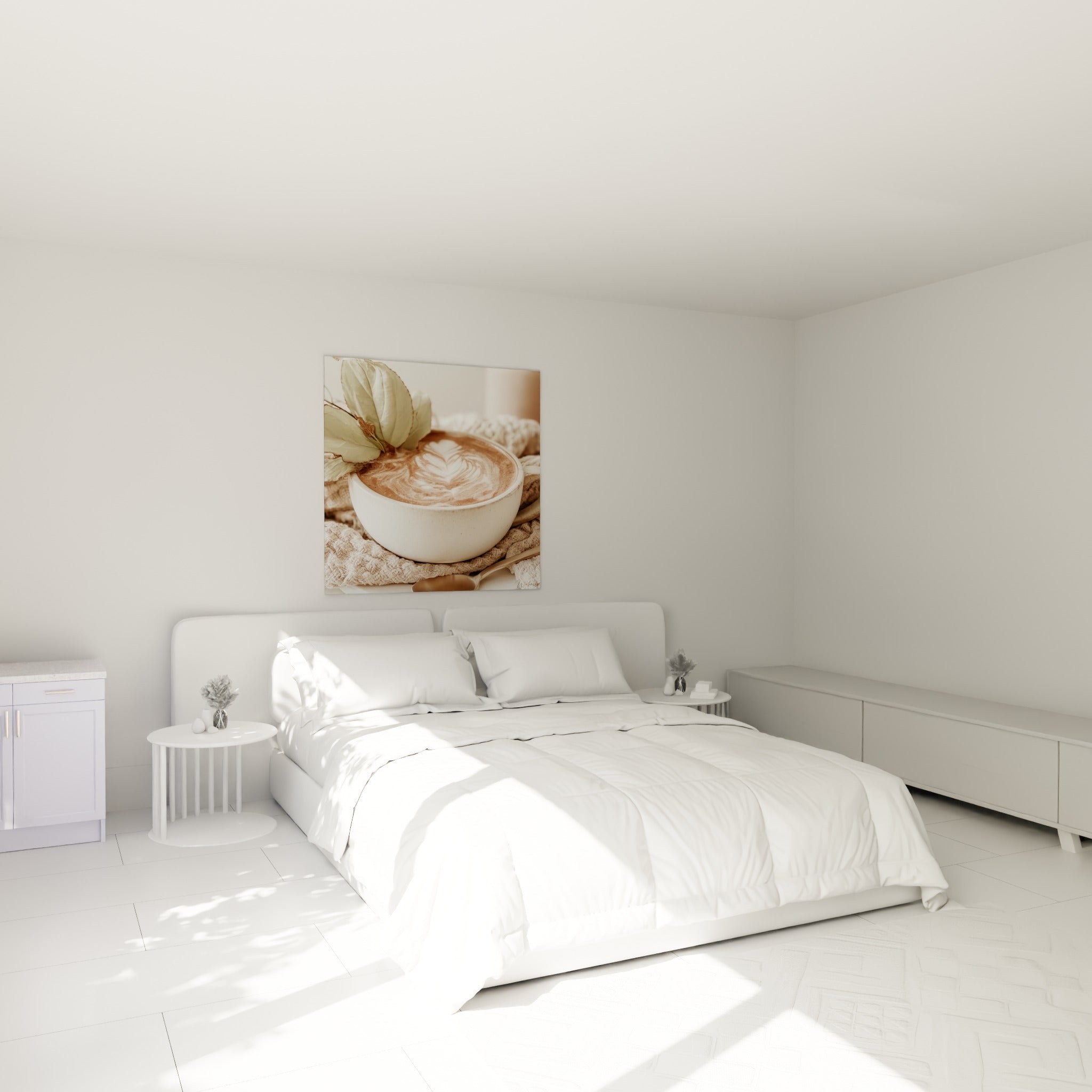 Café crémeux au motif végétal accroché au-dessus d'un lit dans une chambre claire
