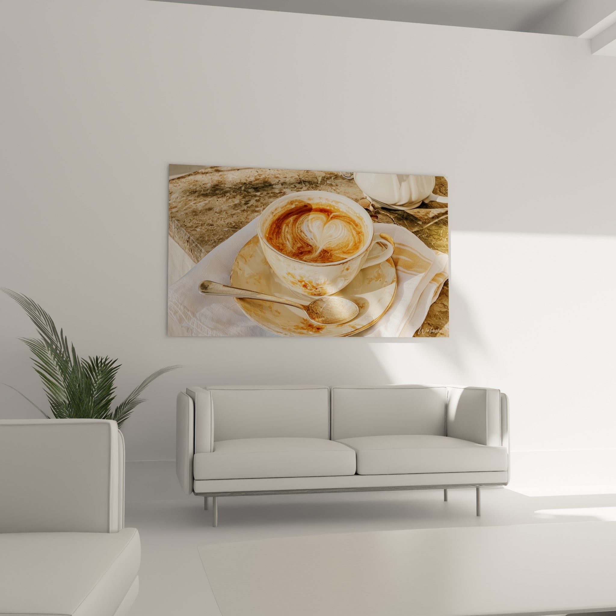 Cappuccino crème et doré dans une tasse en porcelaine, cœur mousseux, au-dessus d'un canapé dans un salon lumineux