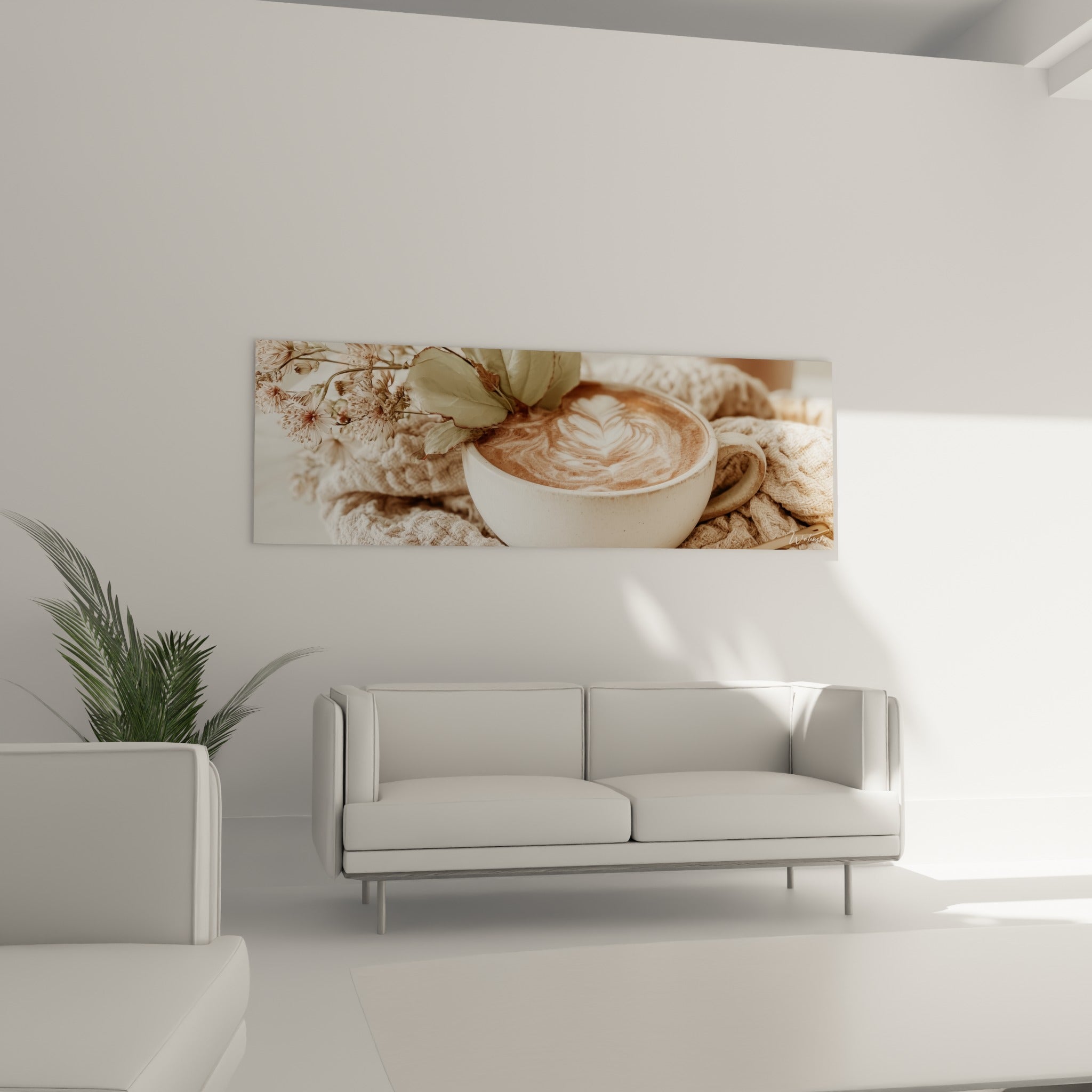 Cappuccino mousseux ivoire et marron avec fleurs séchées pastel, au-dessus d'un canapé dans un salon lumineux