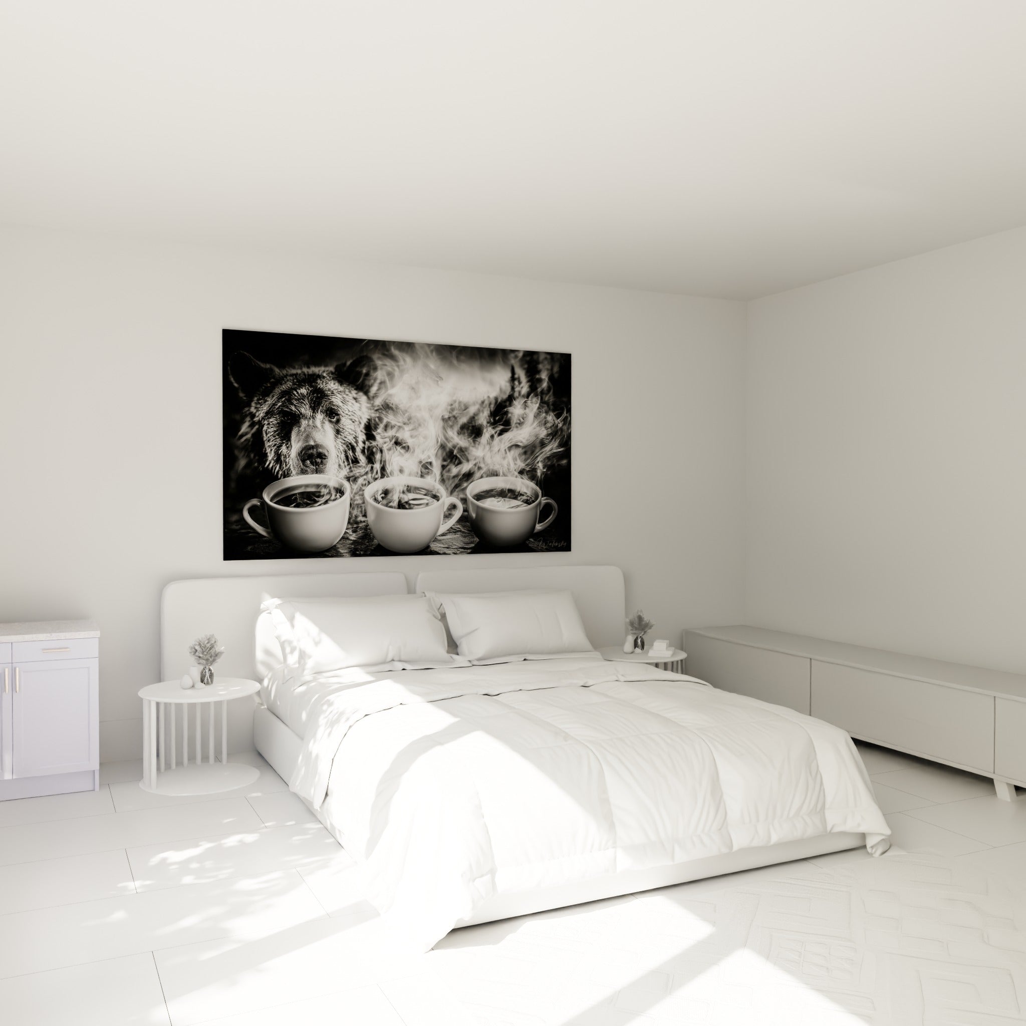 Museau d'ours gris et tasses de porcelaine blanche fumantes au-dessus d'un lit dans une chambre claire