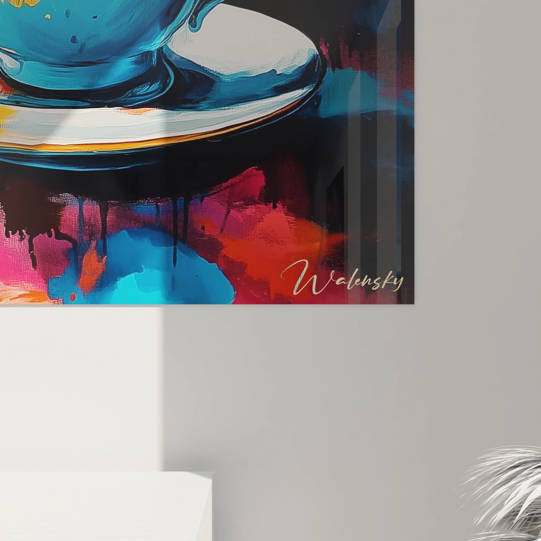 Un tableau café présentant une tasse bleue contrastant avec une vapeur lumineuse orange. Le fond affiche des touches de noir, bleu et rouge, avec des textures fluides et effets de gouttes.