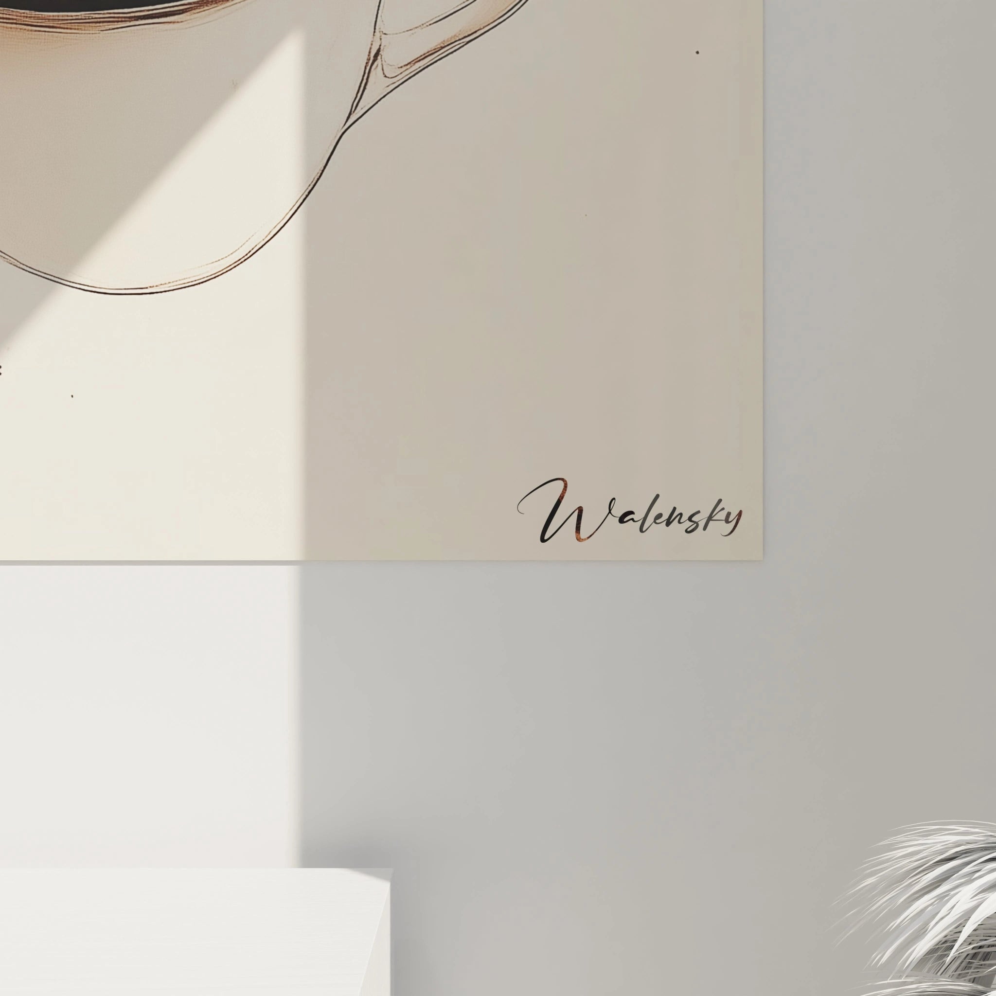 Un tableau café mettant en scène une tasse blanche sur un fond beige, avec des motifs fluides et organiques en noir et marron représentant une vapeur ascendante, formant des structures abstraites.