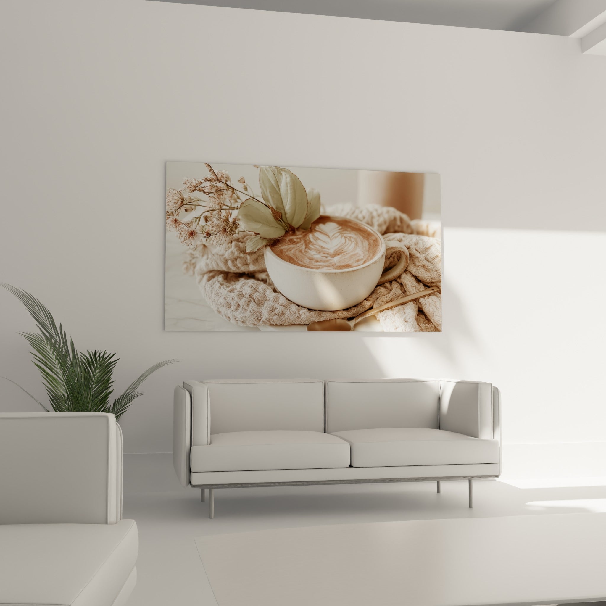 Tasse fumante entourée de fleurs séchées roses et vertes, au-dessus d'un canapé dans un salon lumineux