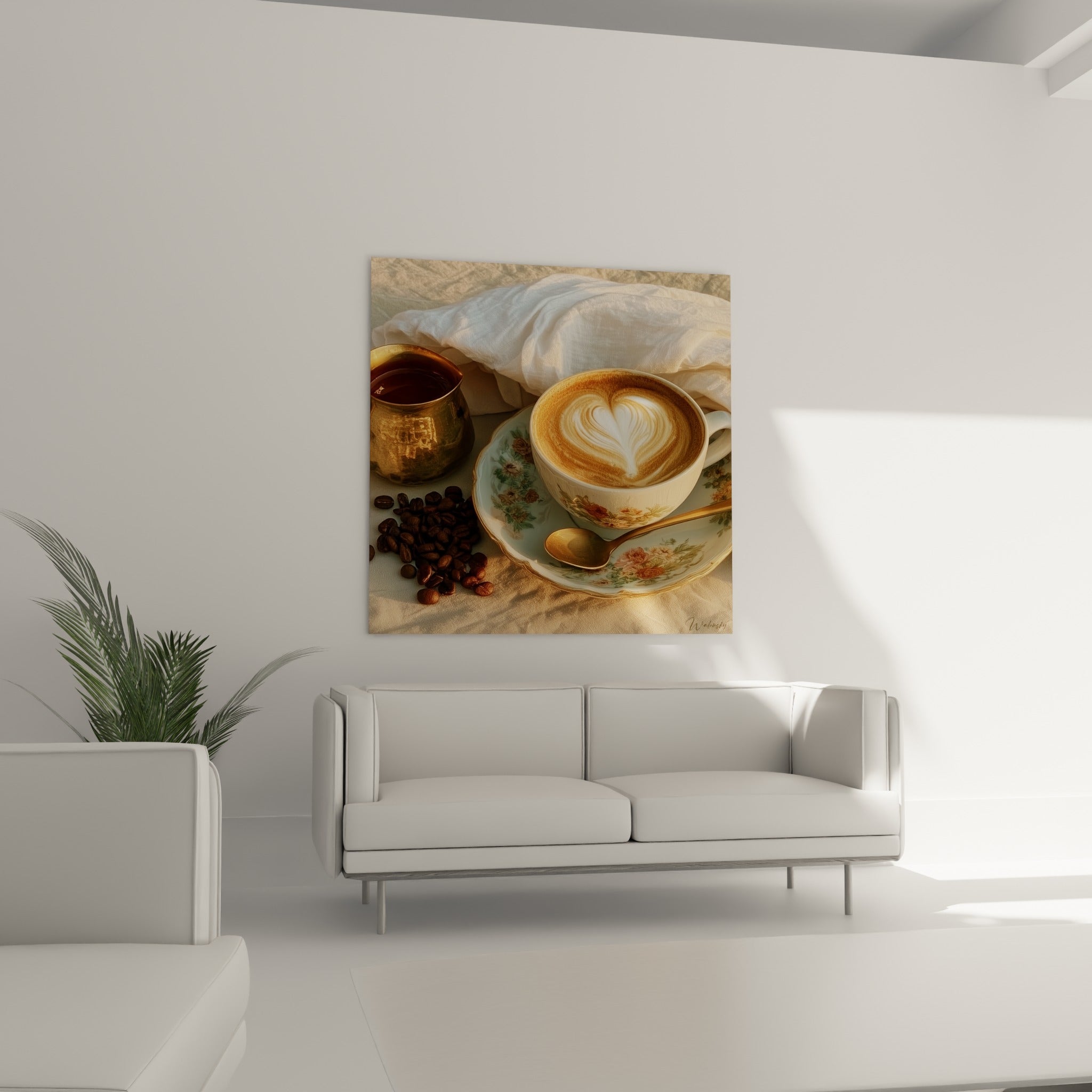 Cappuccino ambré à motif cœur dans une porcelaine crème et rose au-dessus d'un canapé dans un salon lumineux