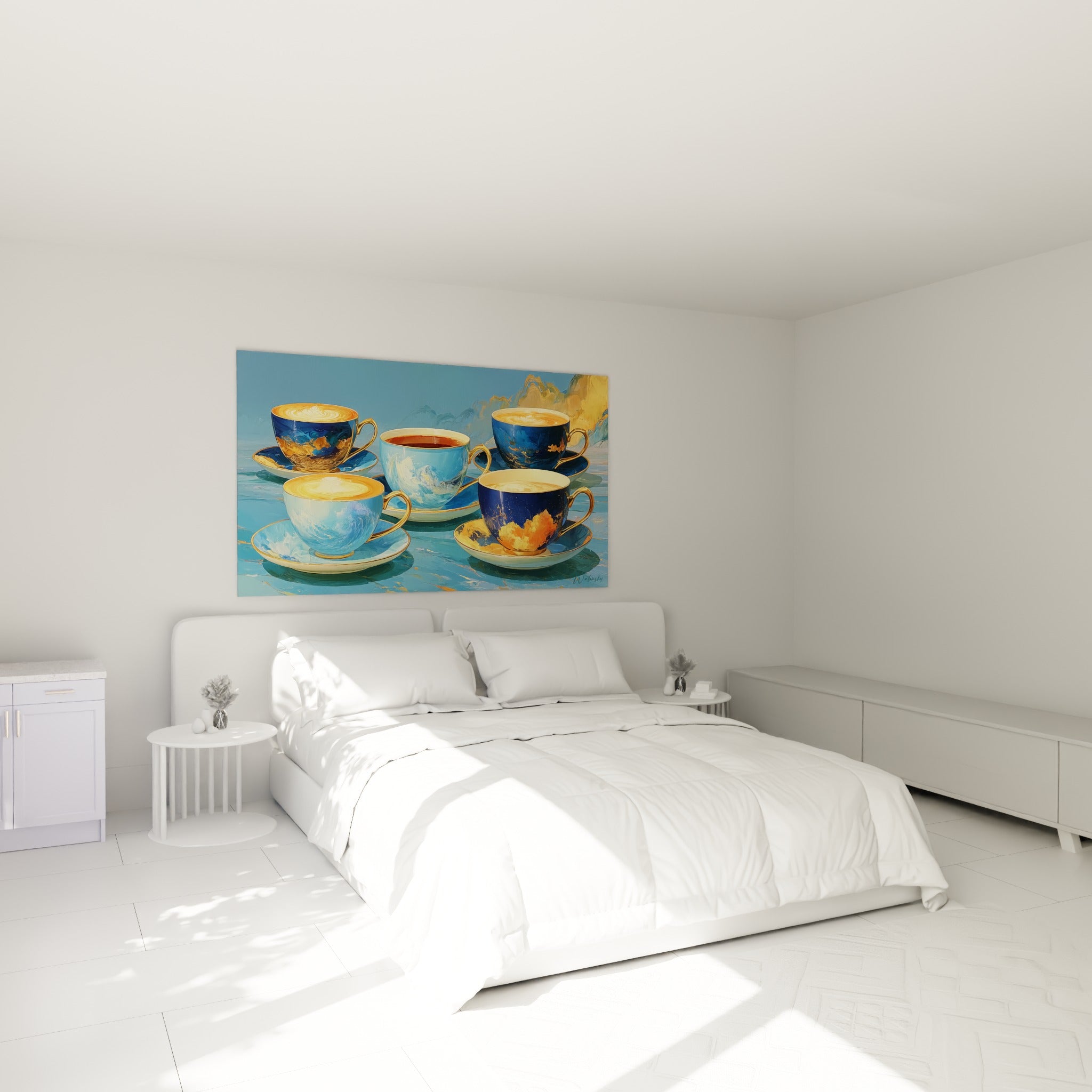 Tasses café dorées et bleu marine au-dessus d'un lit dans une chambre claire
