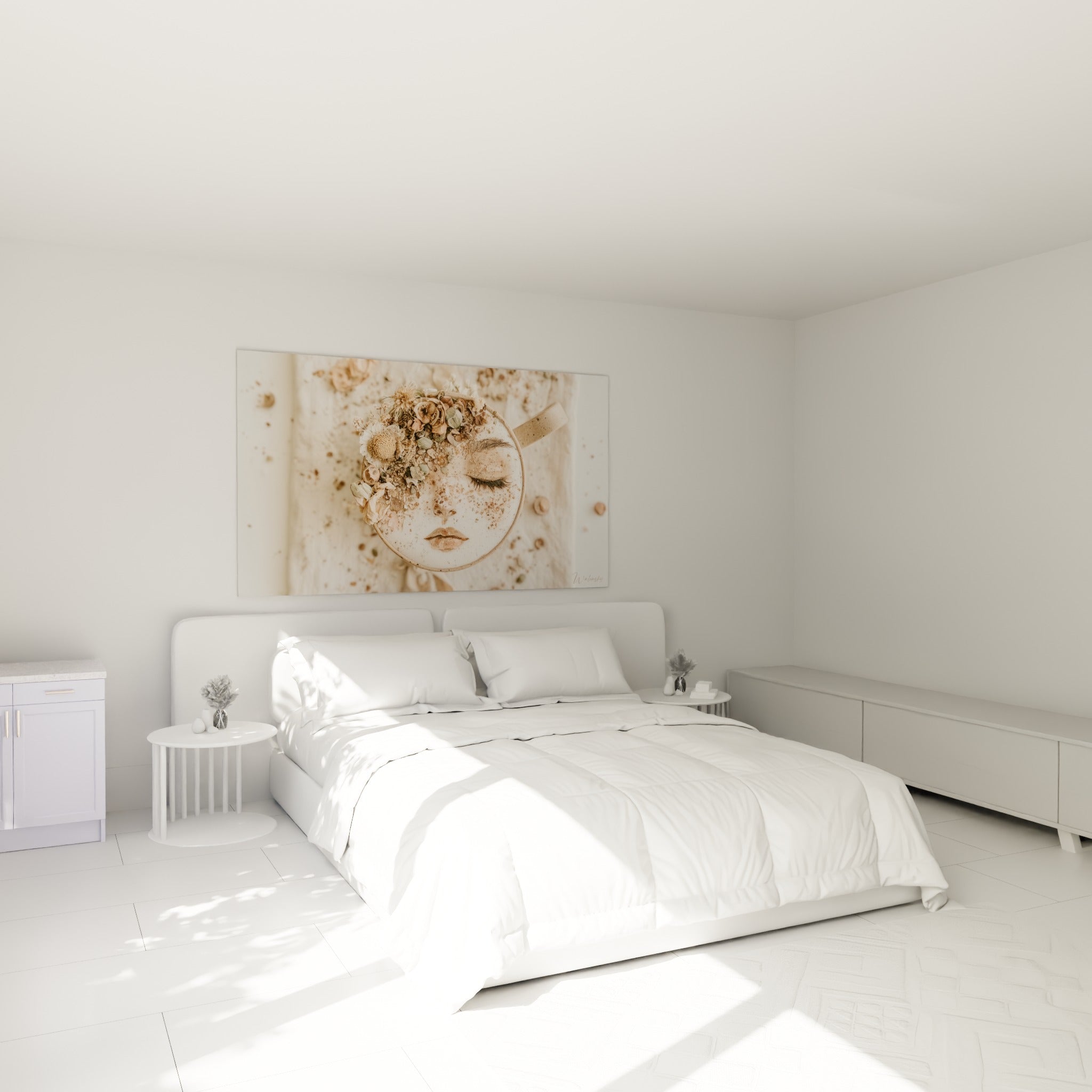 Portrait onirique en mousse beige et terracotta accroché au-dessus d'un lit dans une chambre claire