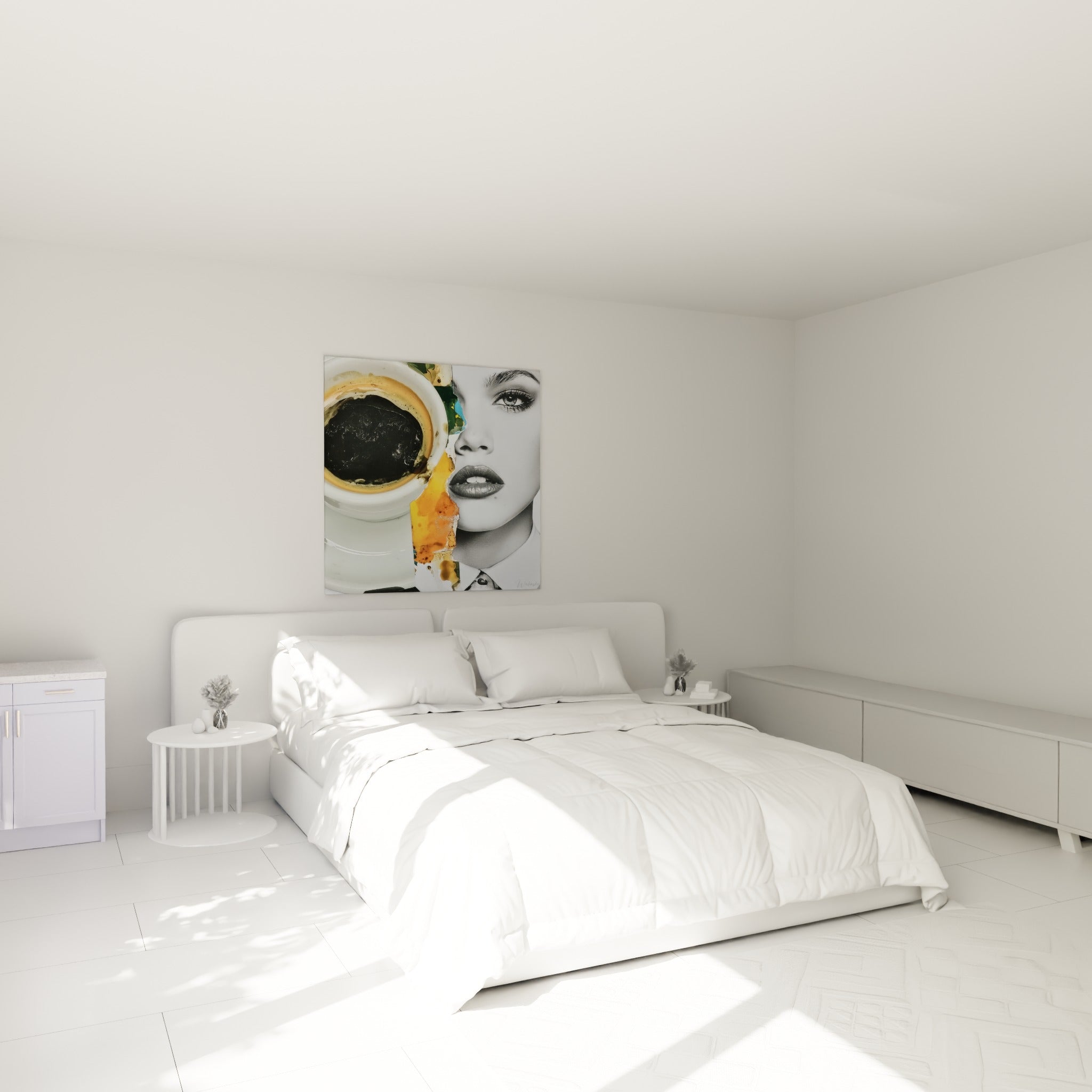 Portrait fractionné et tasse anthracite au-dessus d'un lit dans une chambre claire, touches dorées
