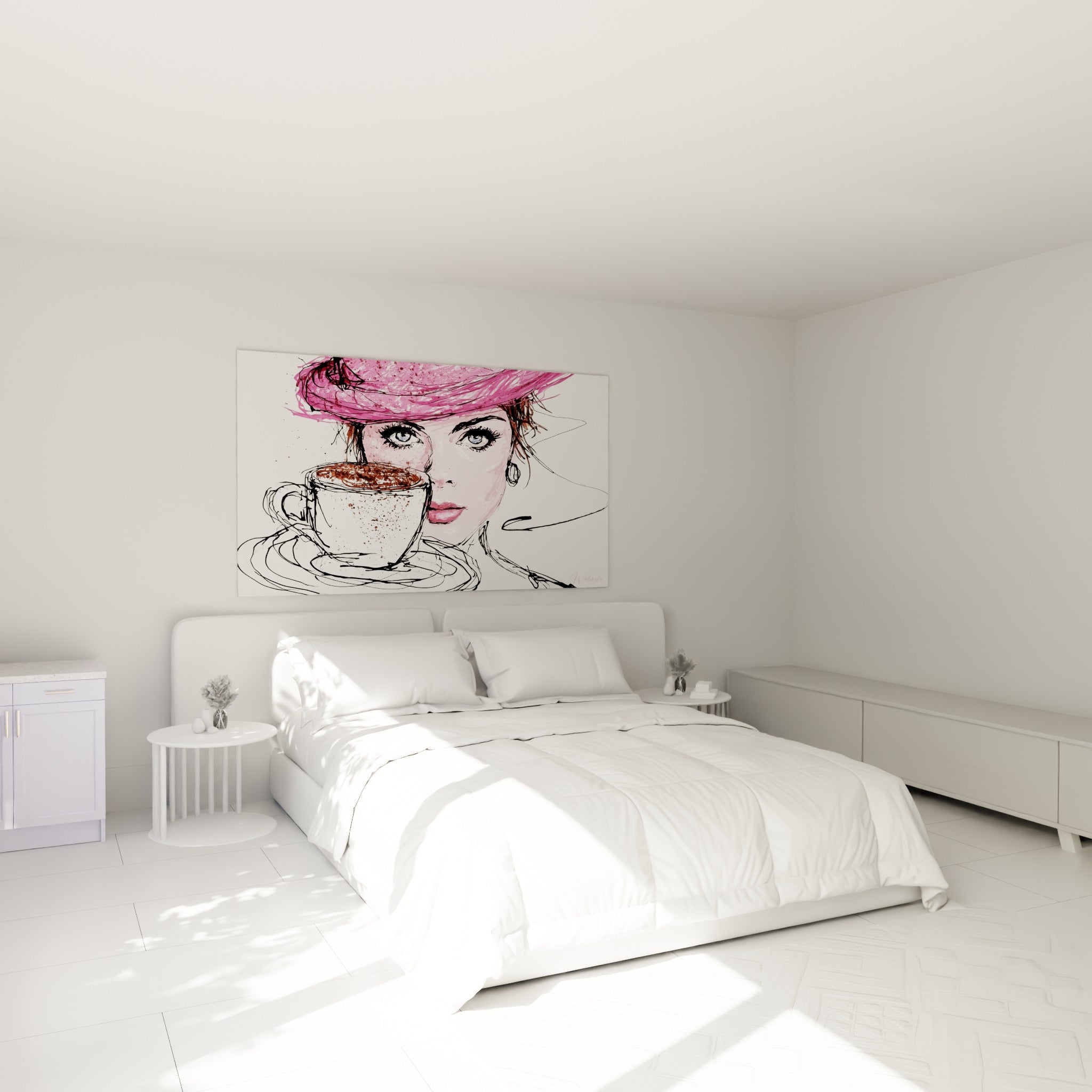 Regard bleu intense sous chapeau rose et tasse fumante, au-dessus d'un lit dans une chambre claire