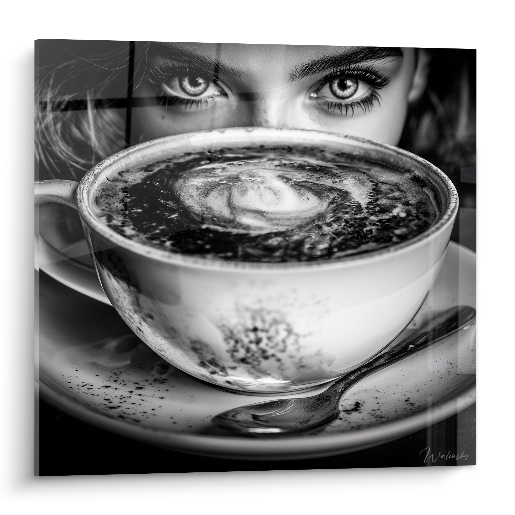 Tasse blanche de café surmontée d'un regard anthracite intense, composition graphique noir et blanc