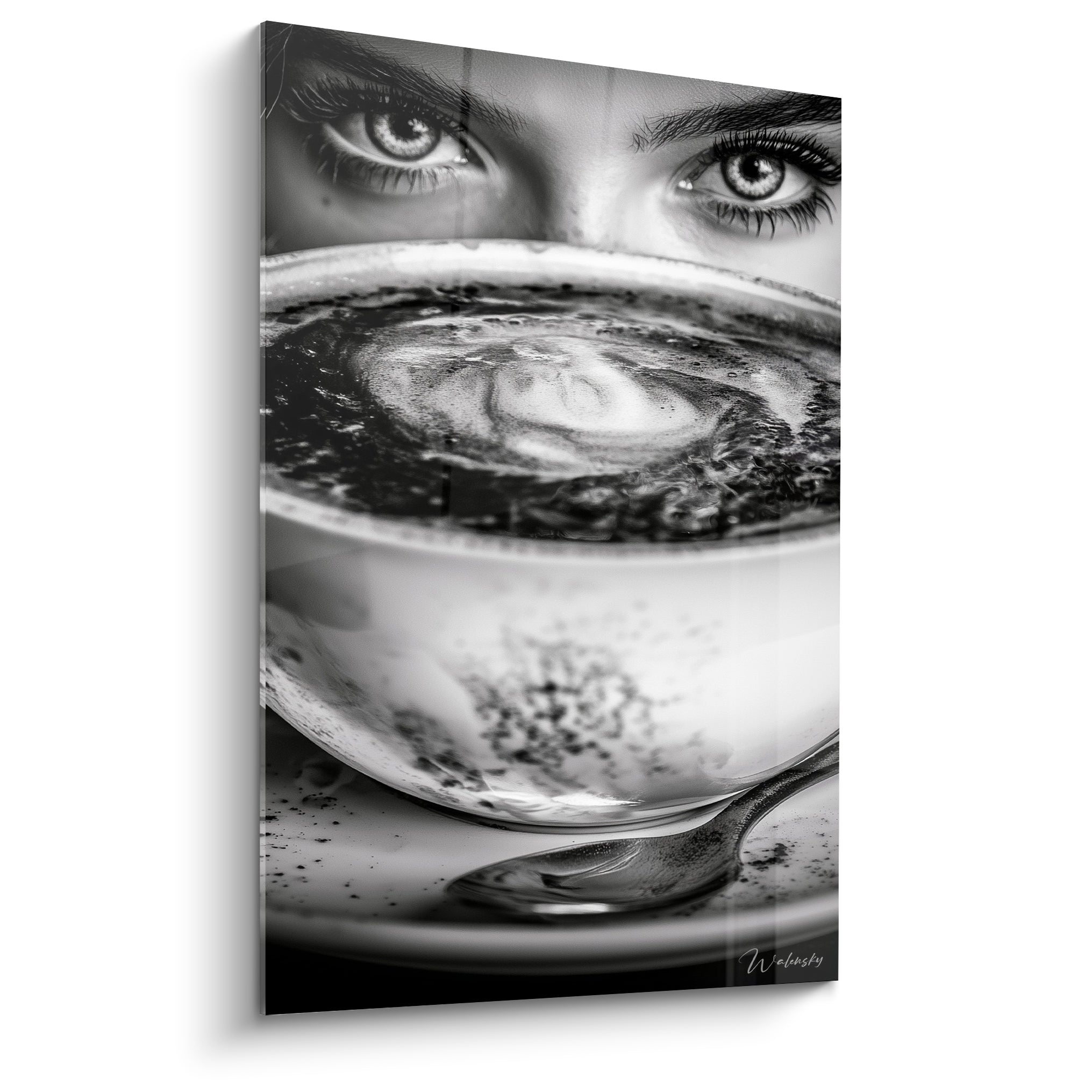 Regard perçant émergeant d'une tasse de café noir et blanc, mousse en spirale et porcelaine immaculée