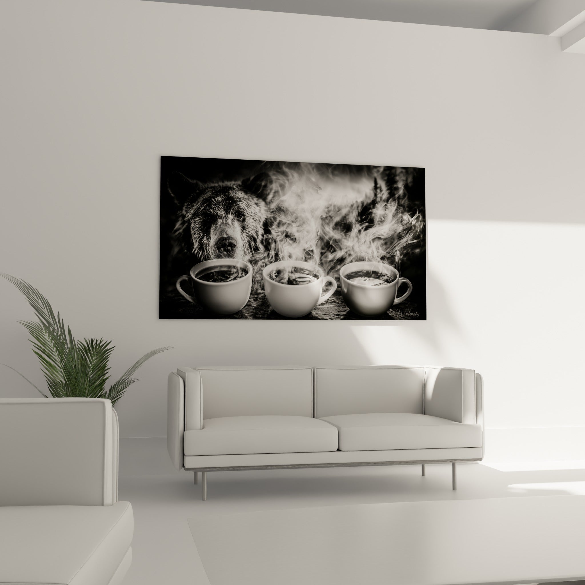 Regard sombre de l'ours et vapeur blanche des tasses au-dessus d'un canapé dans un salon lumineux