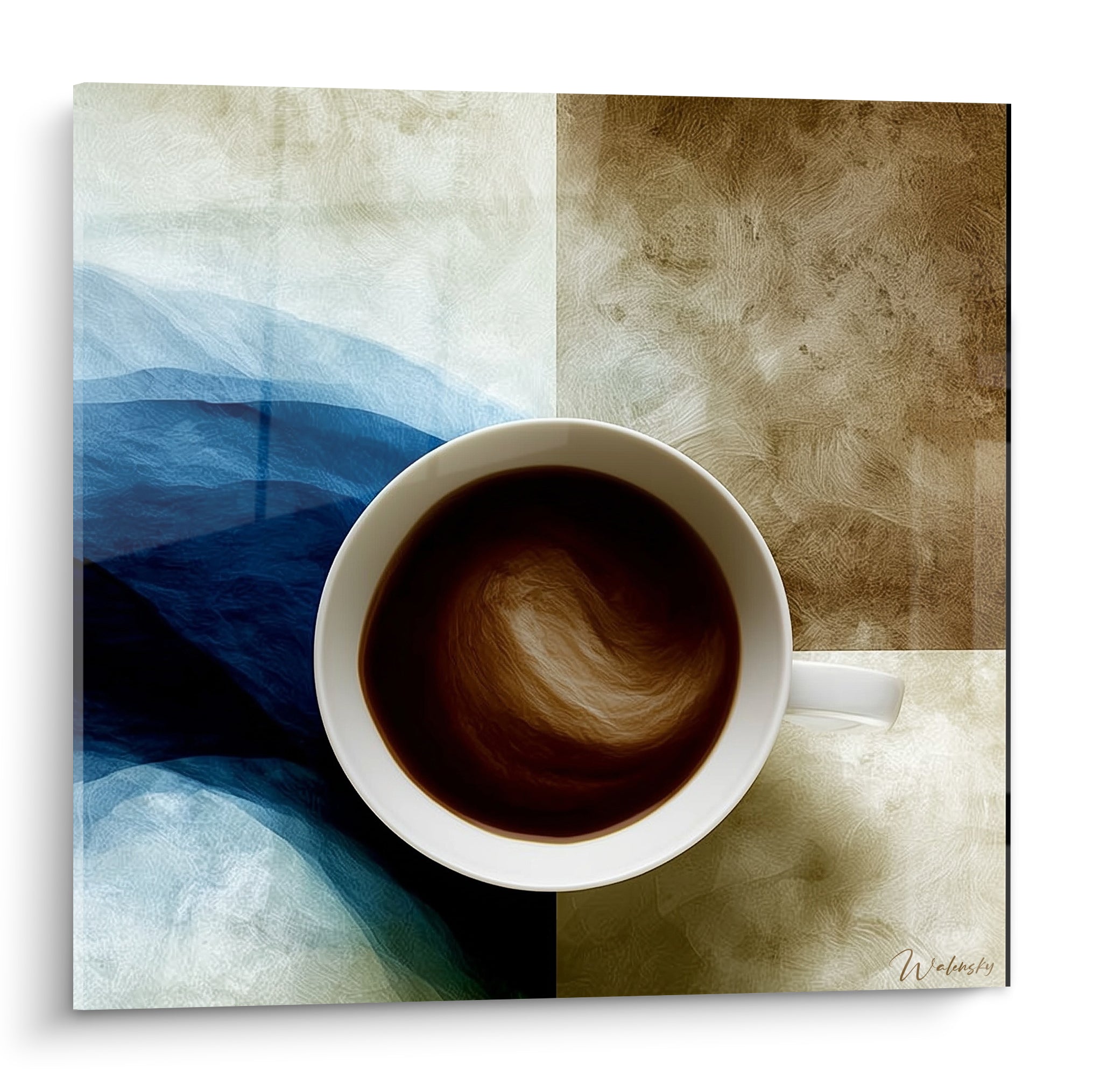 Tasse blanche de café brun sur fond bleu marine et ocre texturé, volute crémeuse en surface