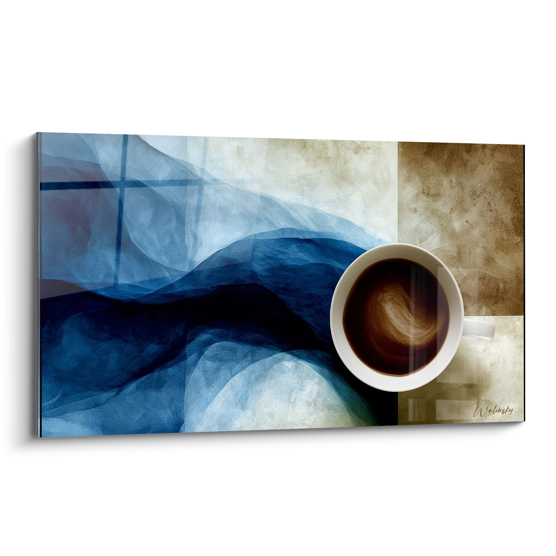 Tasse blanche de café sur vague bleu marine et fond ocre texturé en camaïeu peint